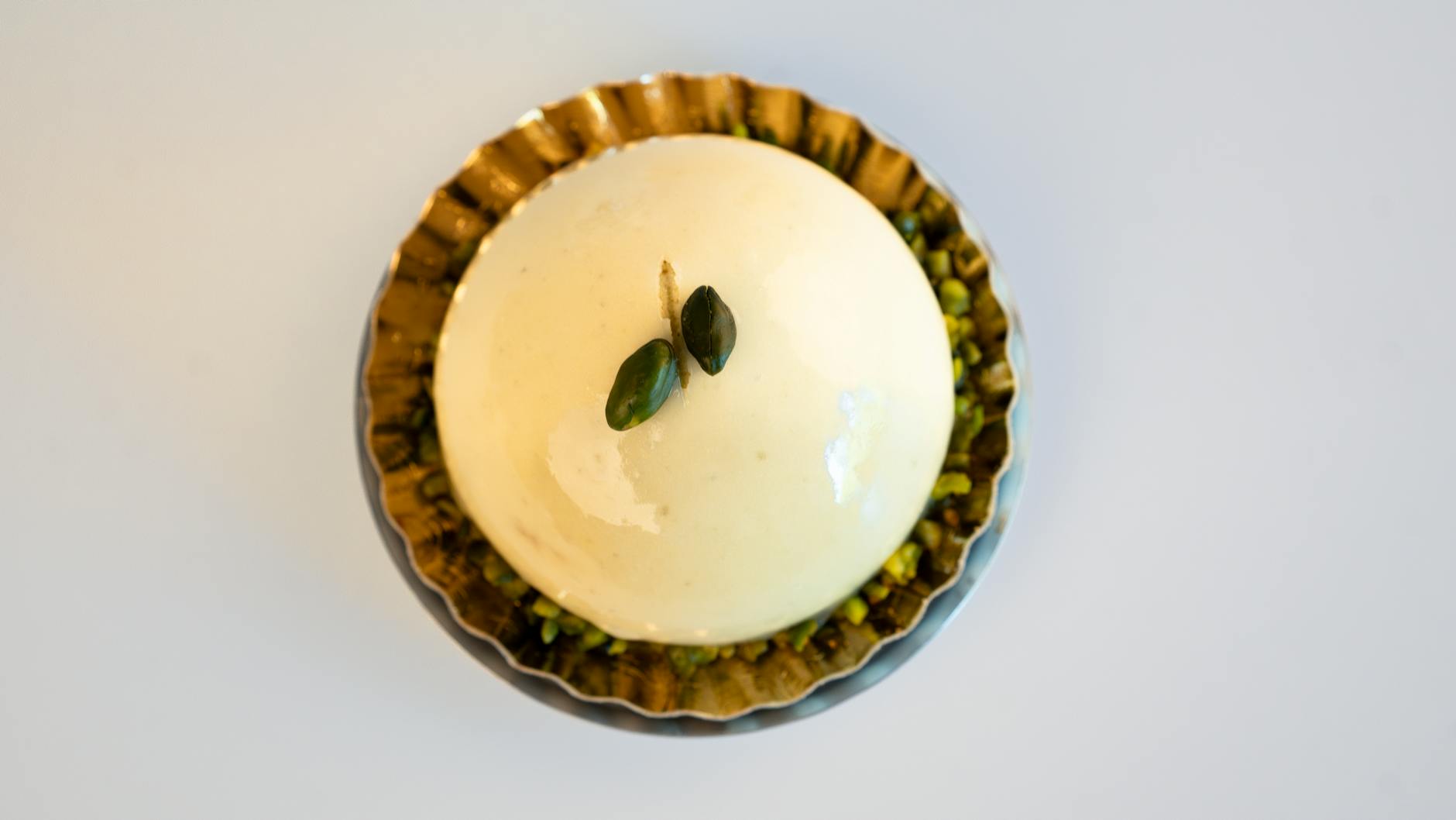 Dolce cremoso con pistacchi e decorazioni visto dall'alto