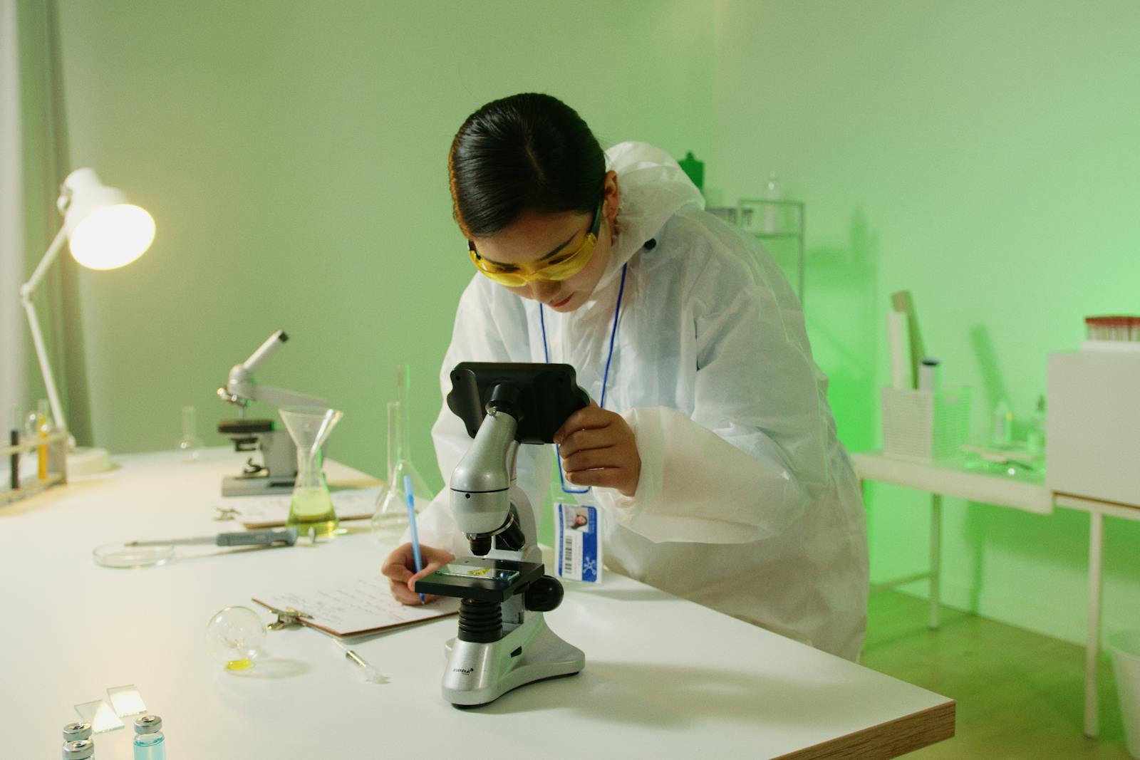 Ricercatrice al microscopio osserva campioni biologici in un laboratorio