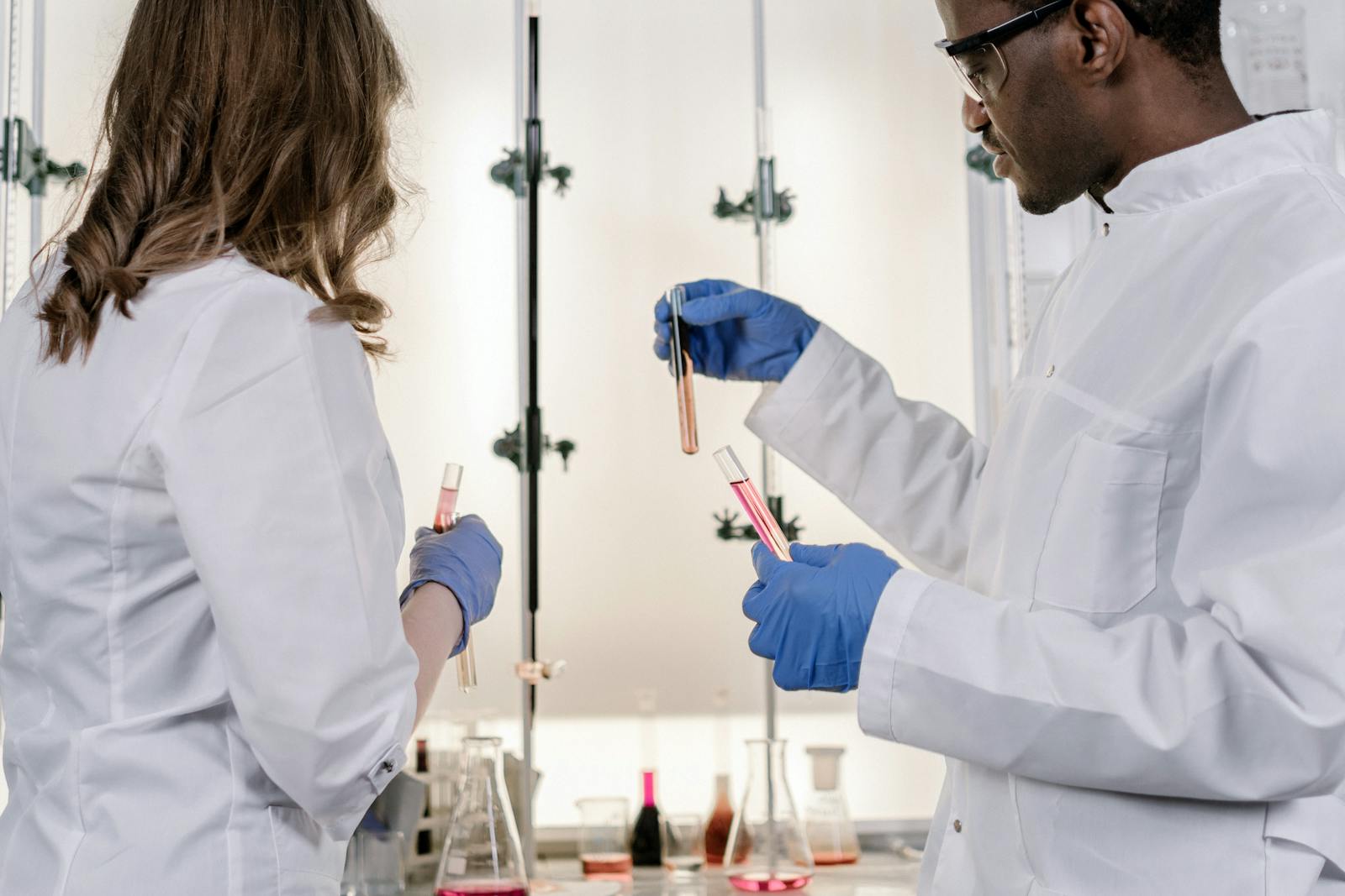 Due ricercatori al lavoro in un laboratorio moderno con provette