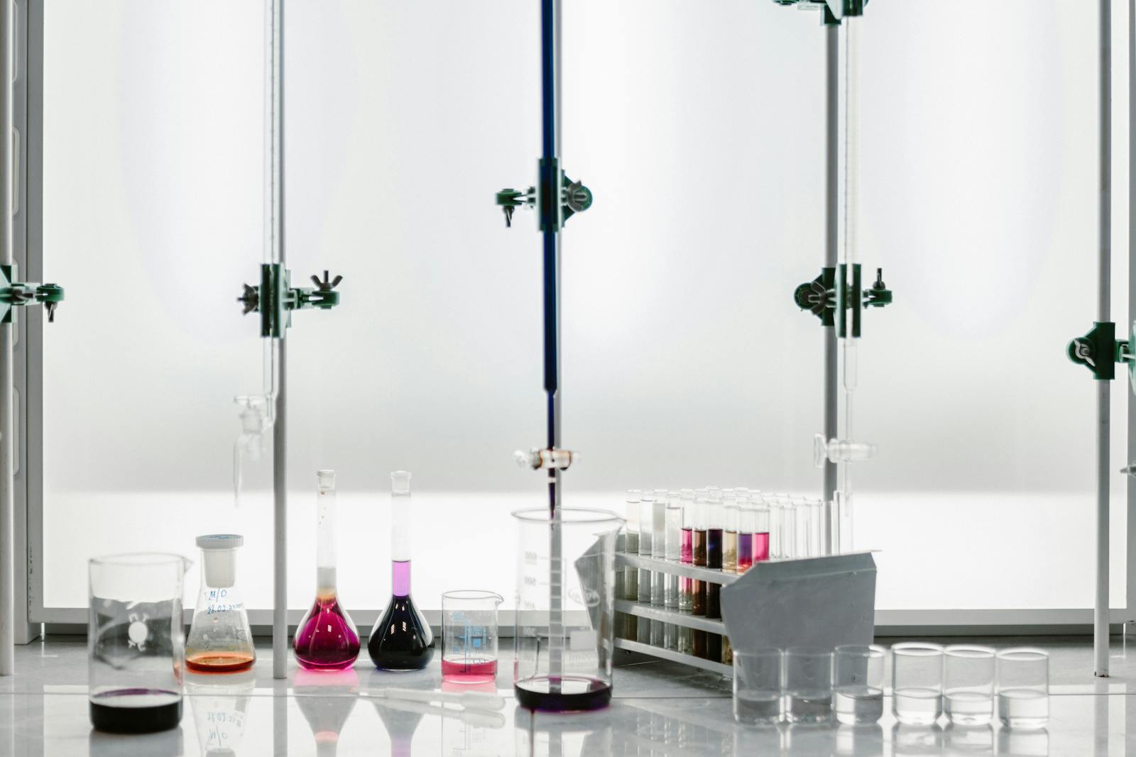 Provette ordinate su un bancone da laboratorio per esperimenti scientifici