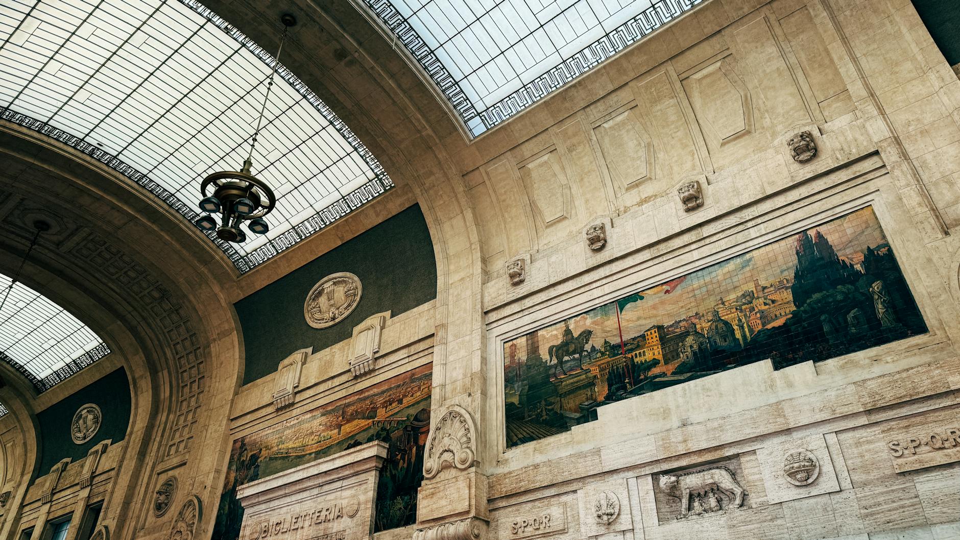 Soffitto storico decorato con opere d'arte