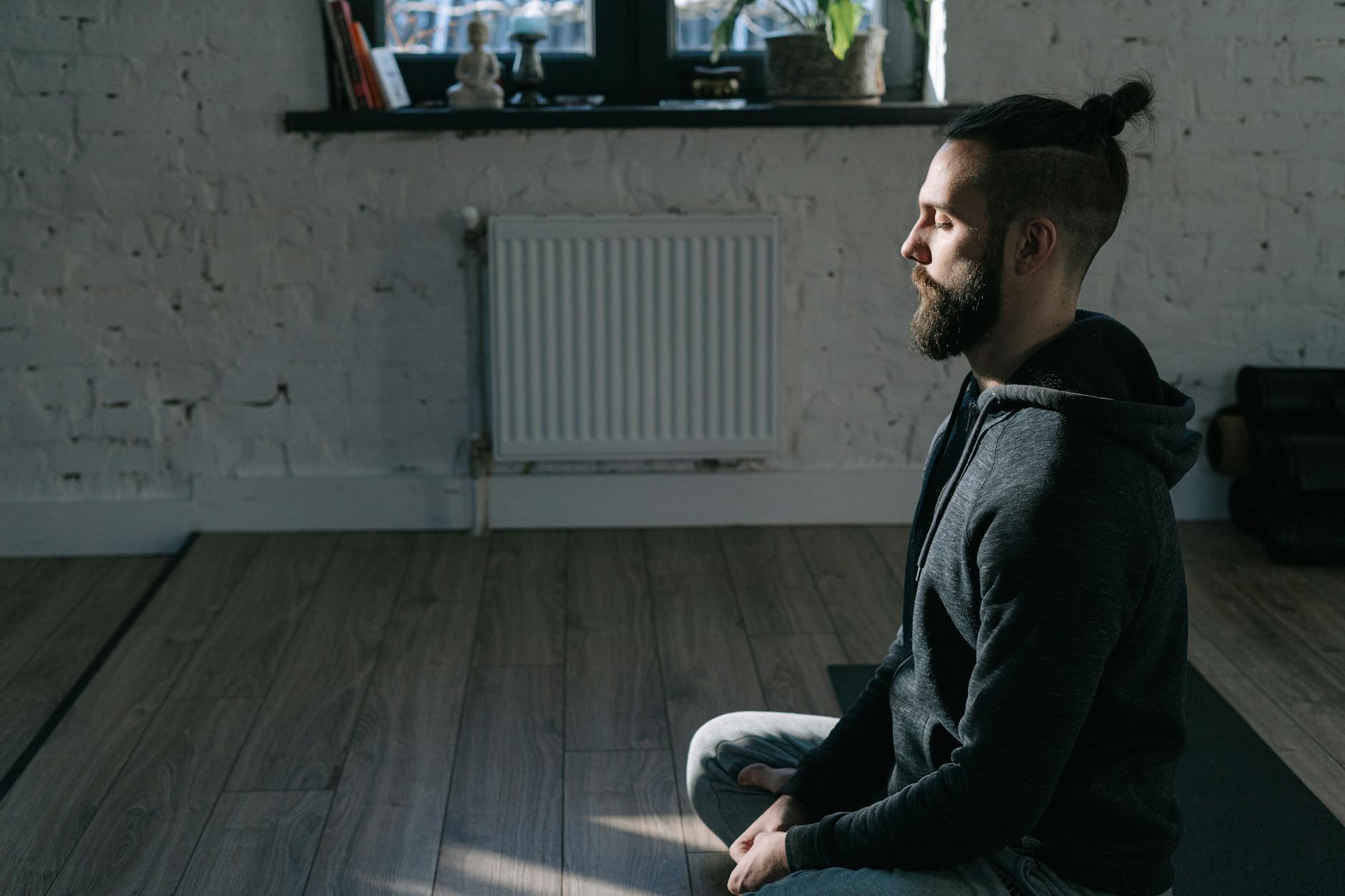 Mani in posizione di meditazione zen