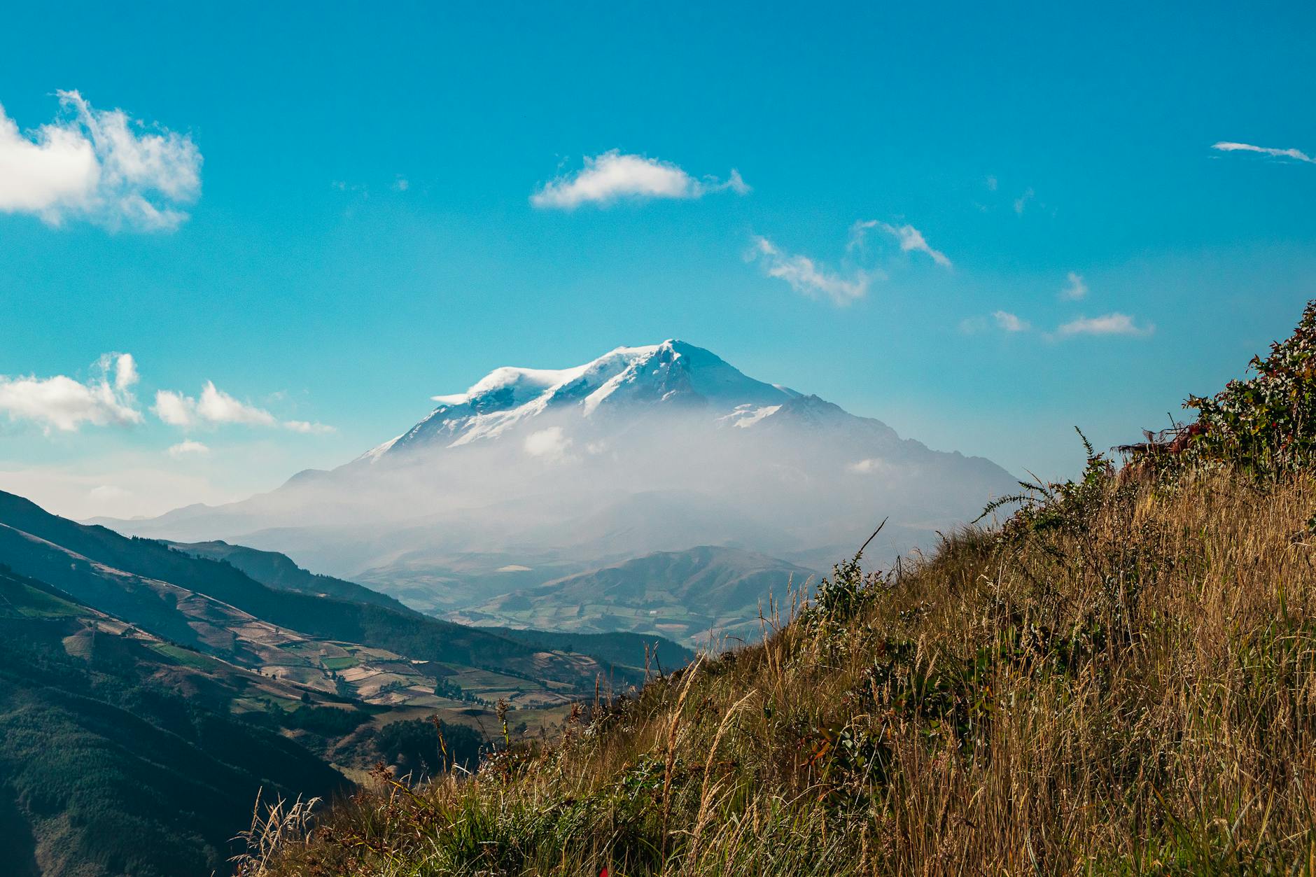 Vetta innevata del Chimborazo contro il cielo
