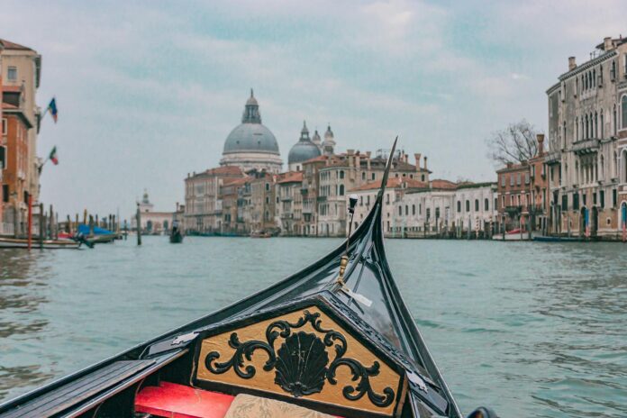 Gondola sul Canal Grande a Venezia, città dove nasce la parola ciao