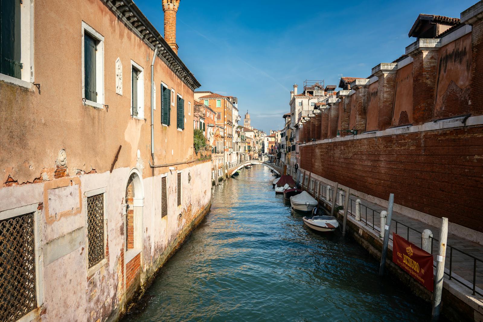 Canale di Venezia con edifici storici, città dove nasce il veneziano s-ciao