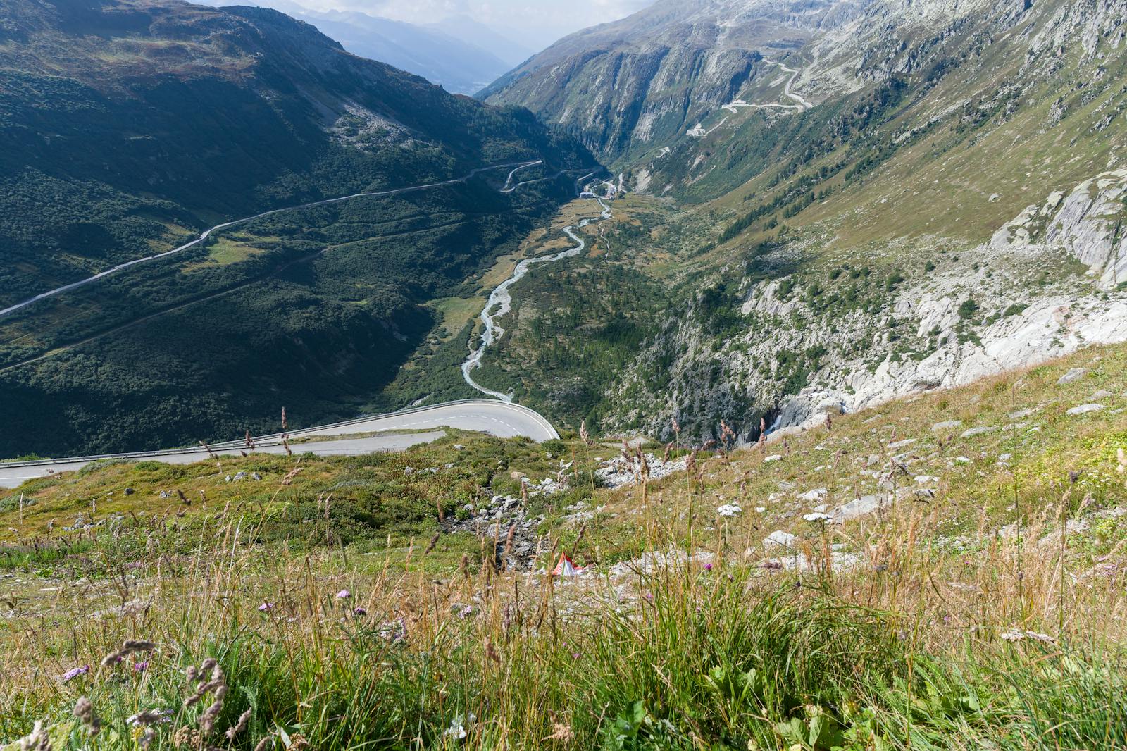 Strada di montagna in alta quota tra le Alpi