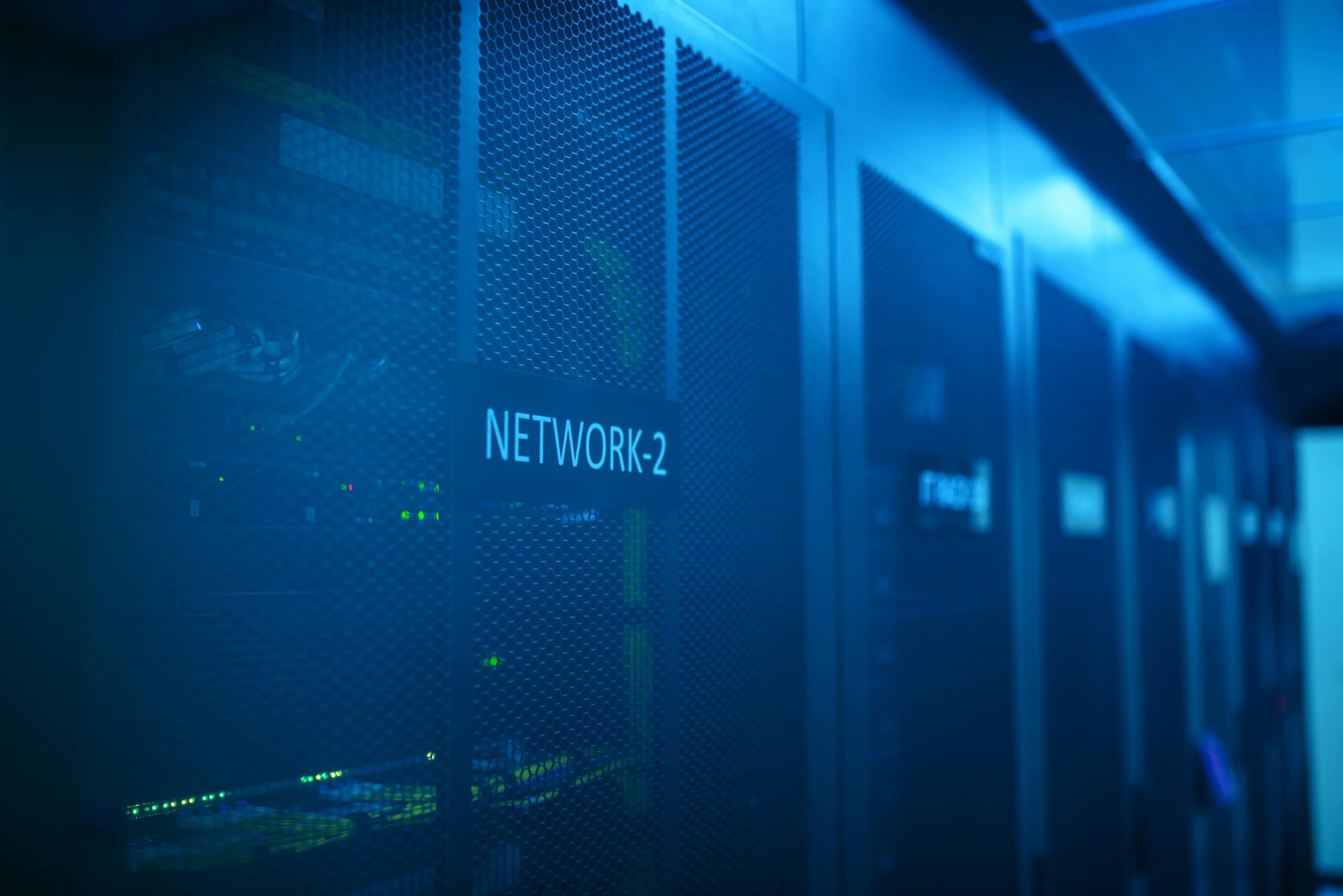Sala server con luci blu, infrastruttura cloud che ospita le routine di Claude