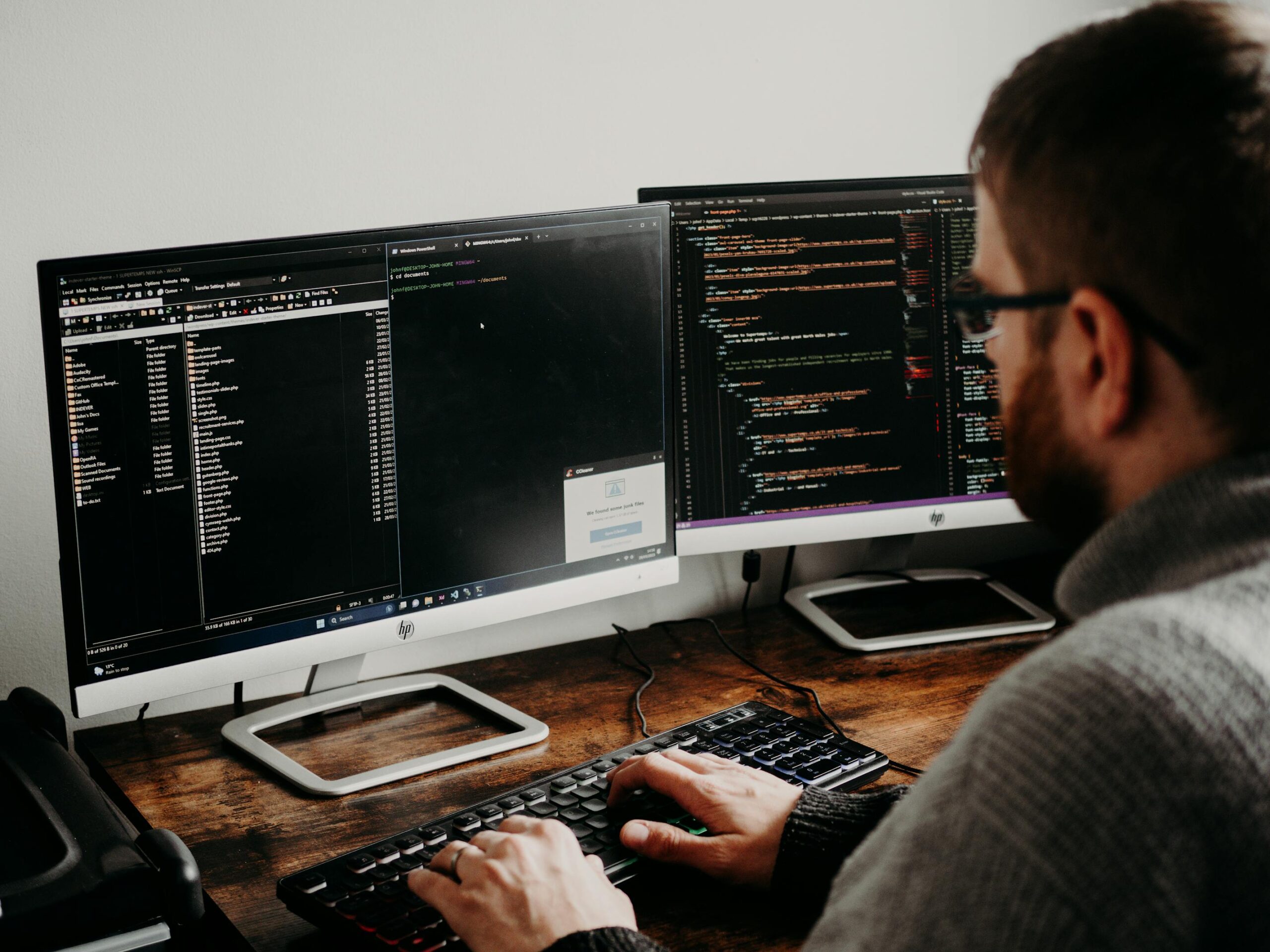Sviluppatore al computer con doppio monitor, configurazione di routine cron