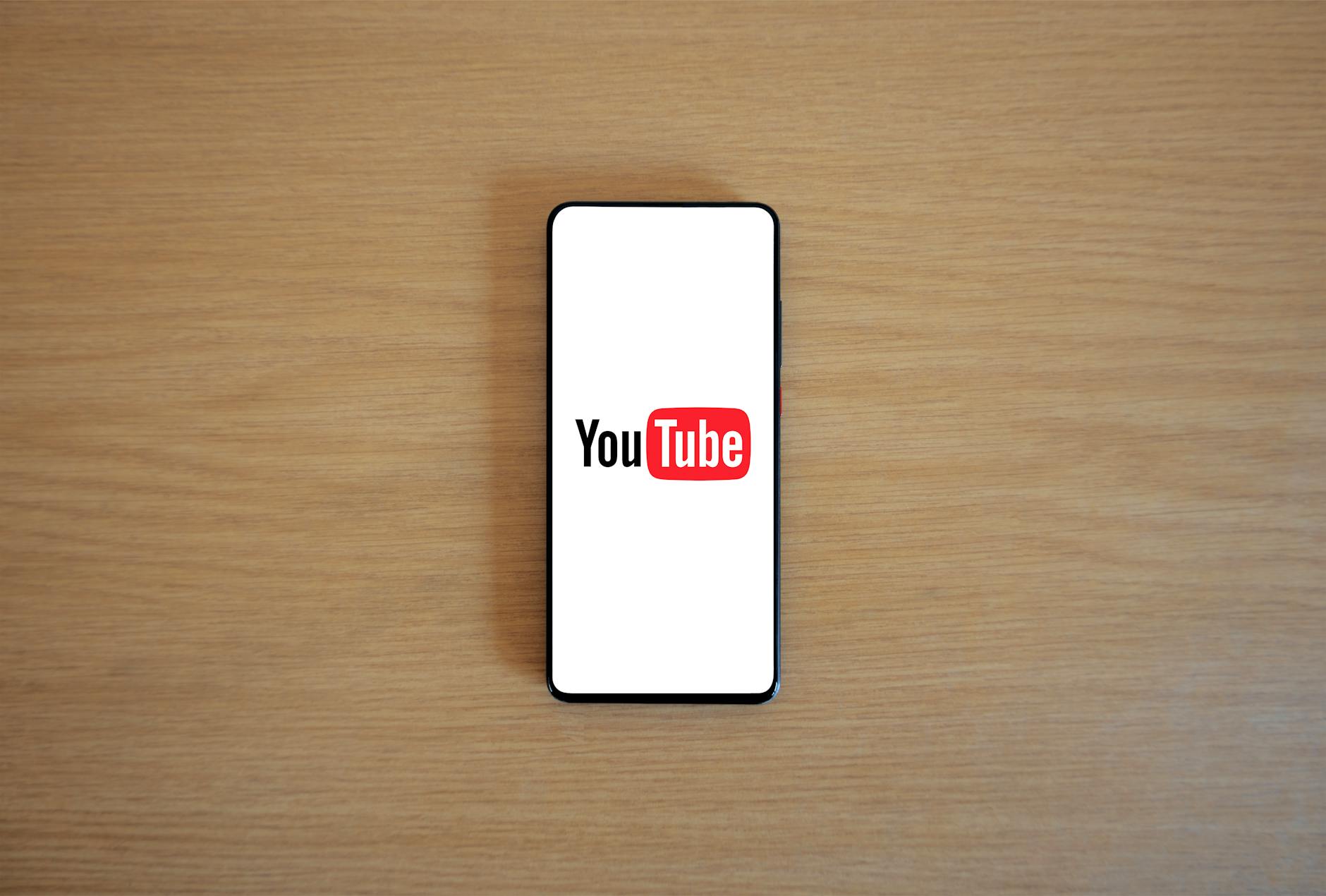 Persona che guarda video su un tablet