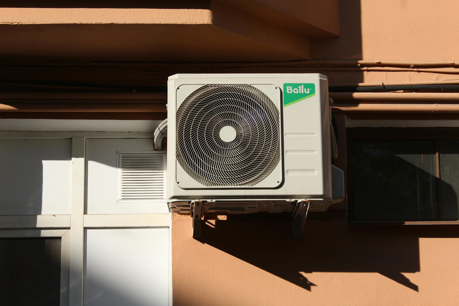 Unita esterna di un climatizzatore split su una facciata