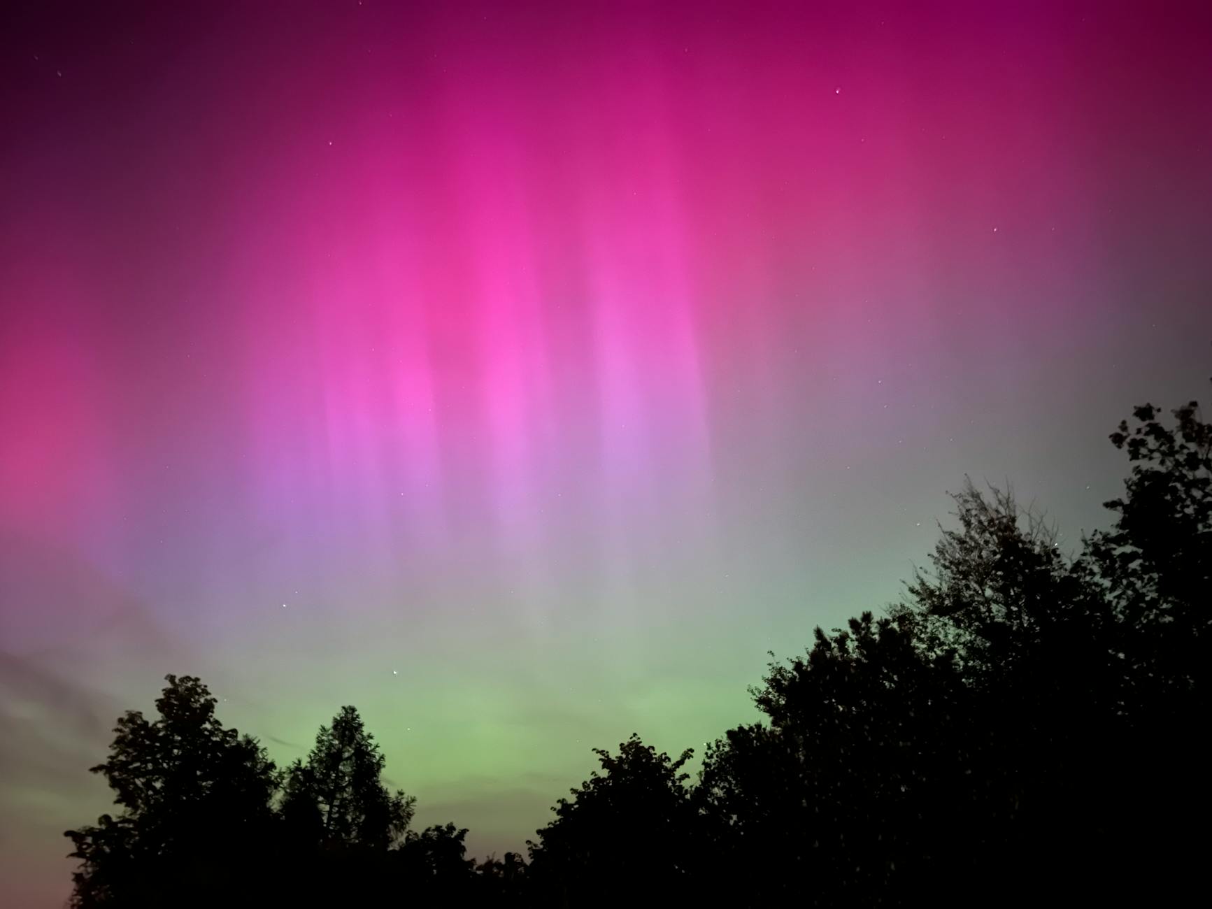 Aurora boreale riflessa su un lago artico