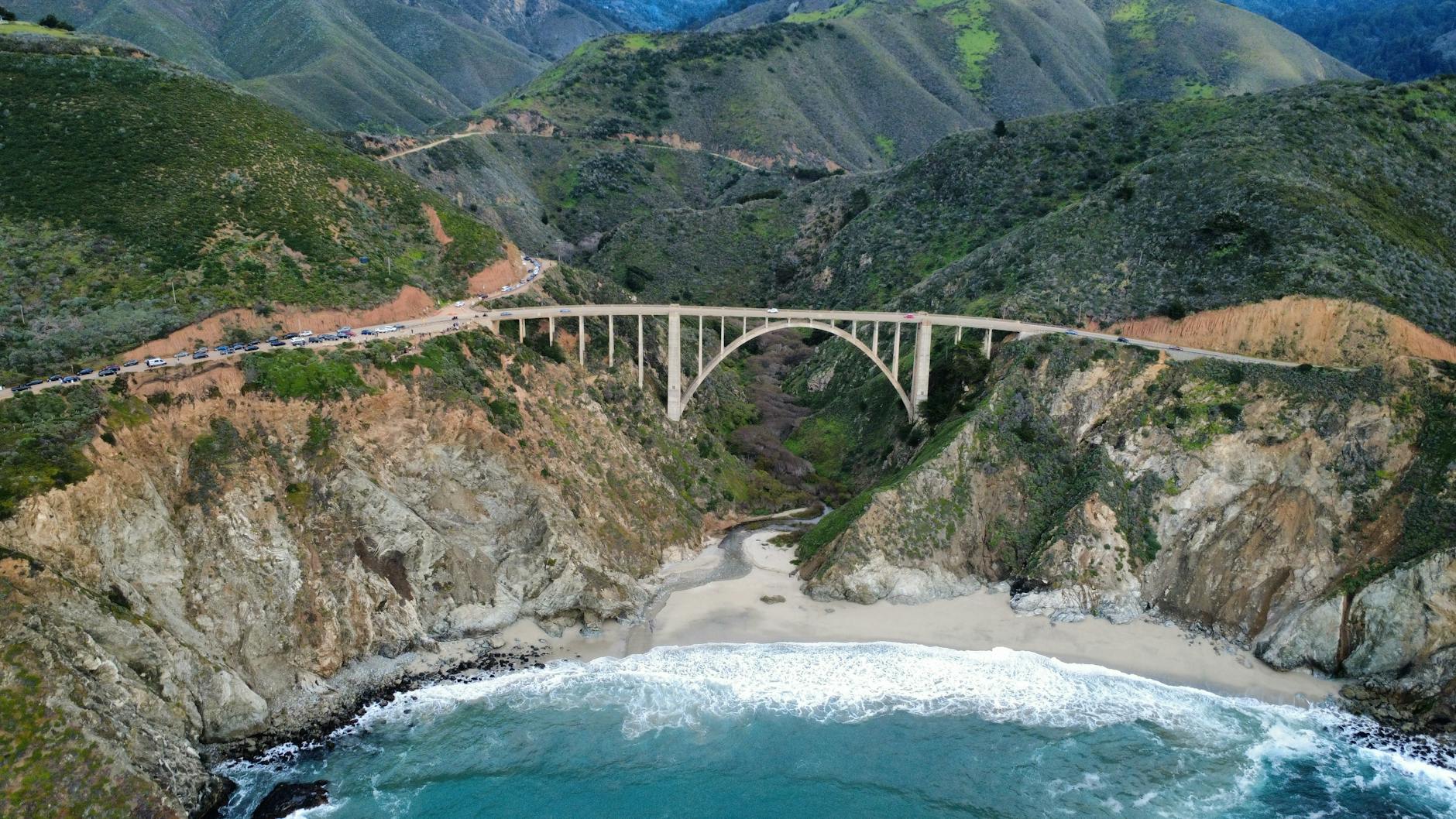 Lungo ponte sopra il mare