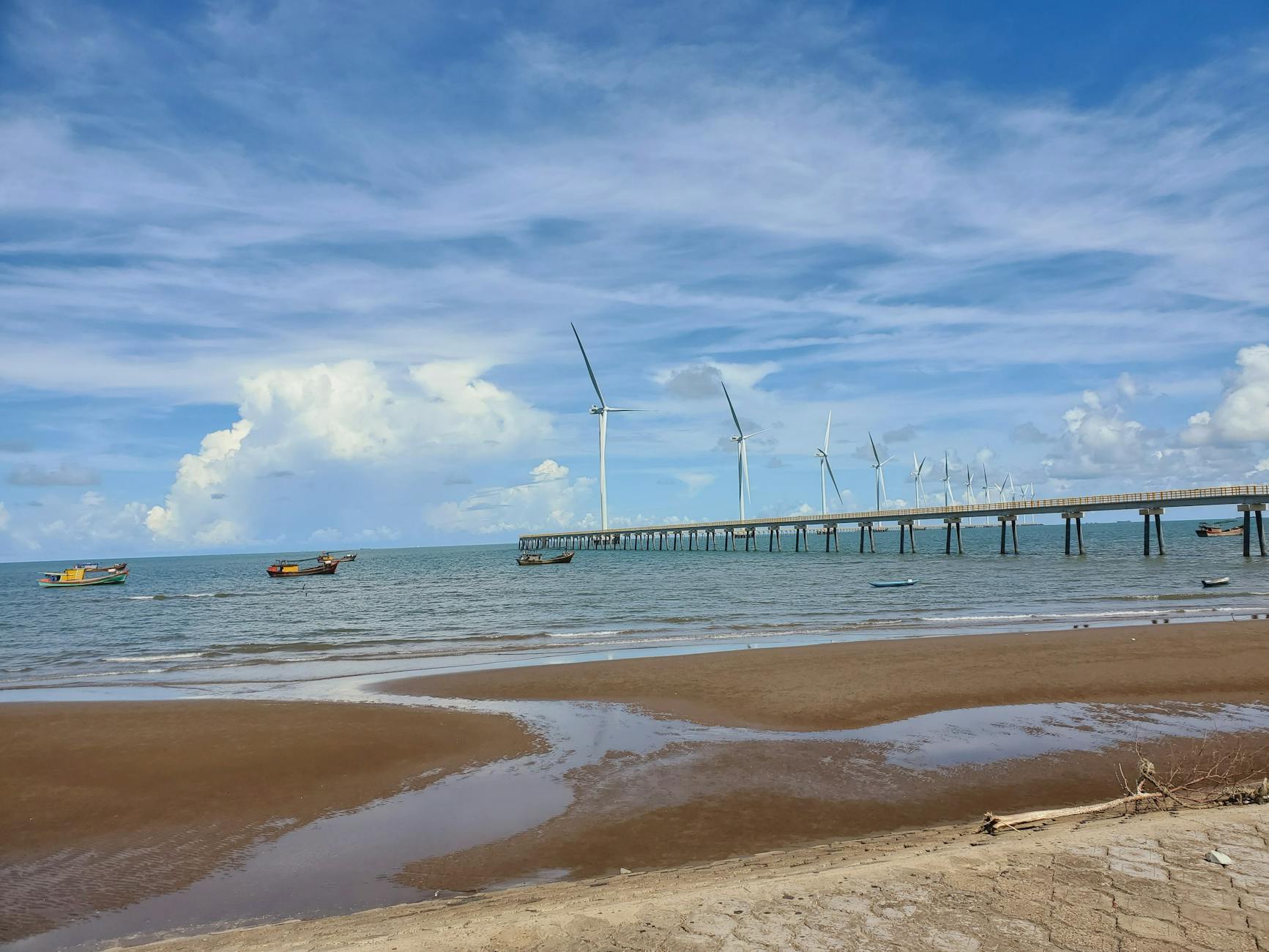 Ponte in cemento armato sull'oceano