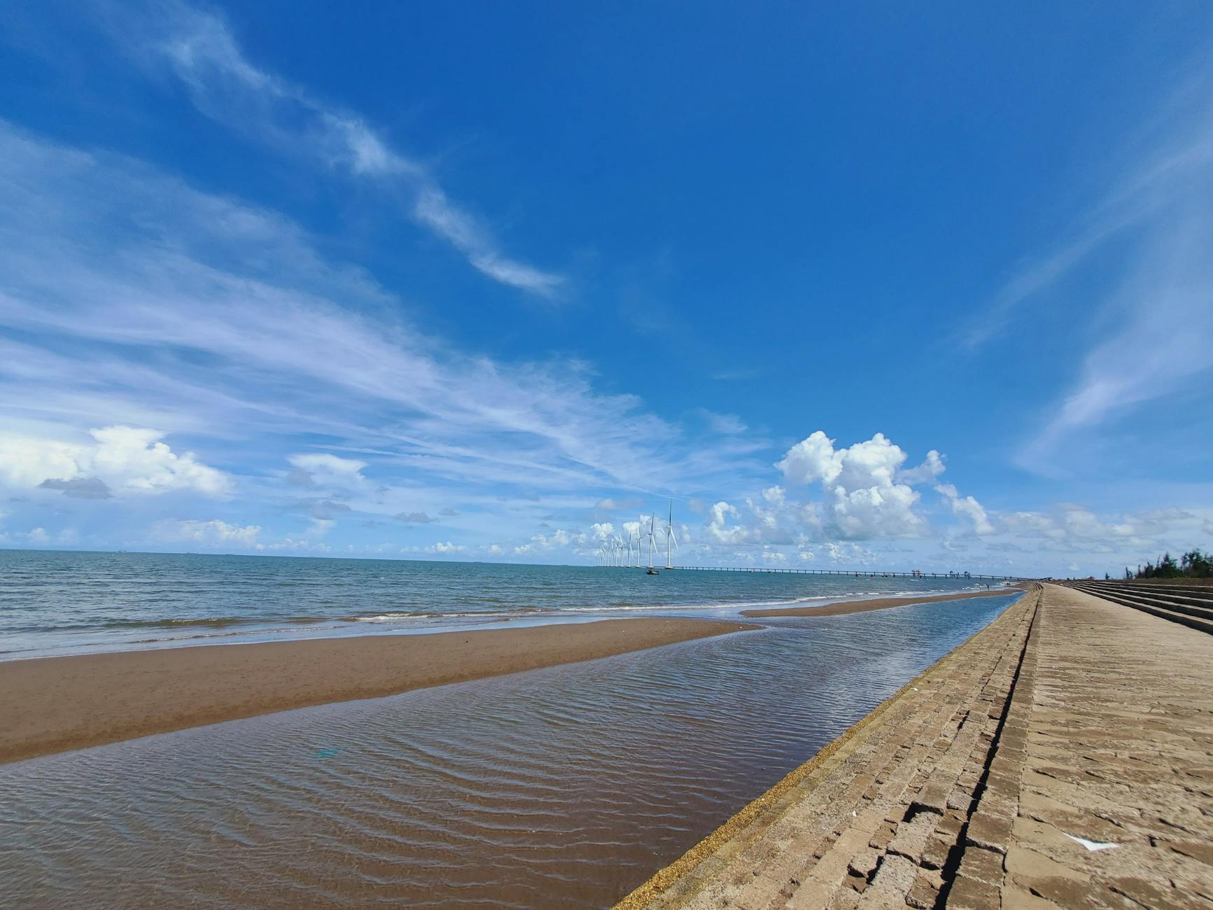Ponte moderno che attraversa l'acqua