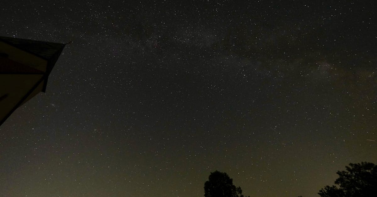 Ammasso di galassie luminose nello spazio profondo