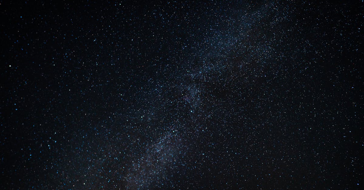 Cielo notturno stellato sopra l'orizzonte
