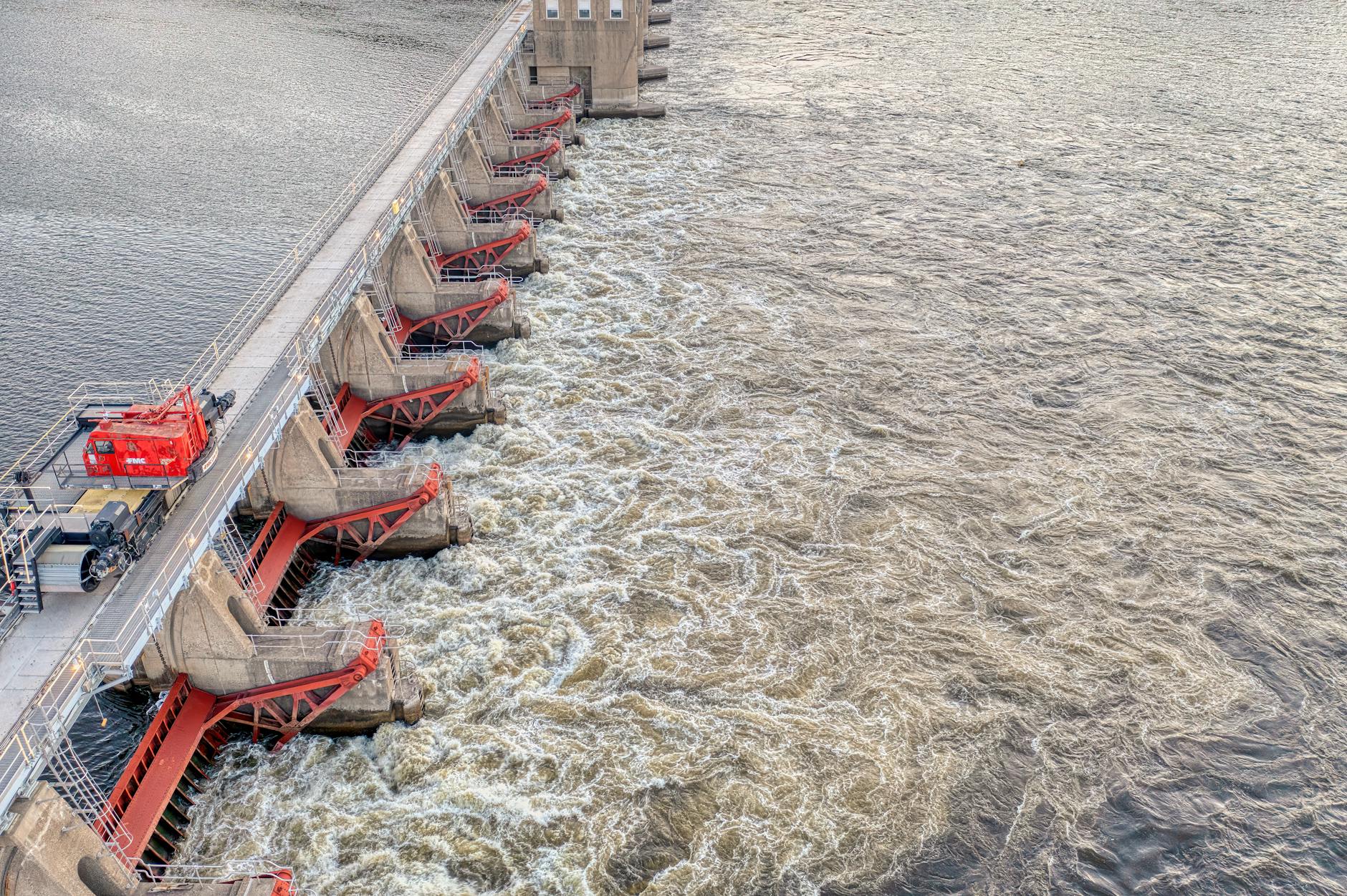 Diga di cemento che sbarra un fiume
