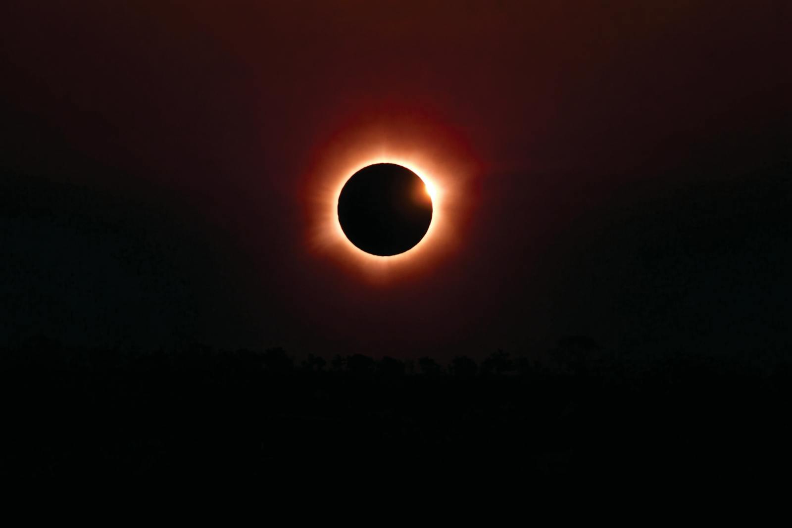 Eclissi solare totale nel cielo