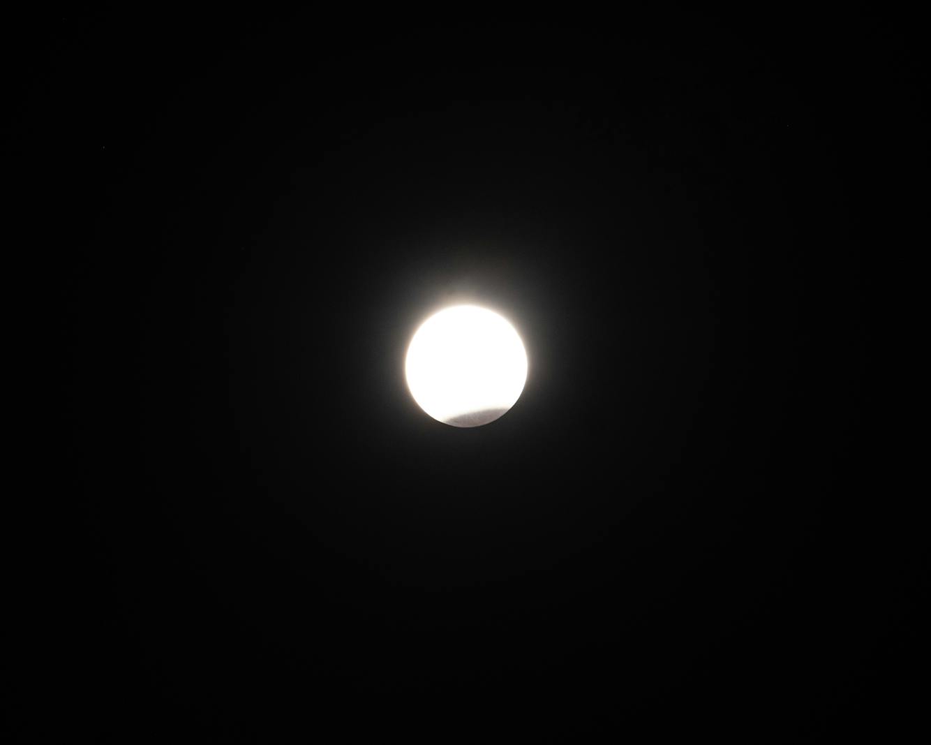 Cielo con eclissi parziale