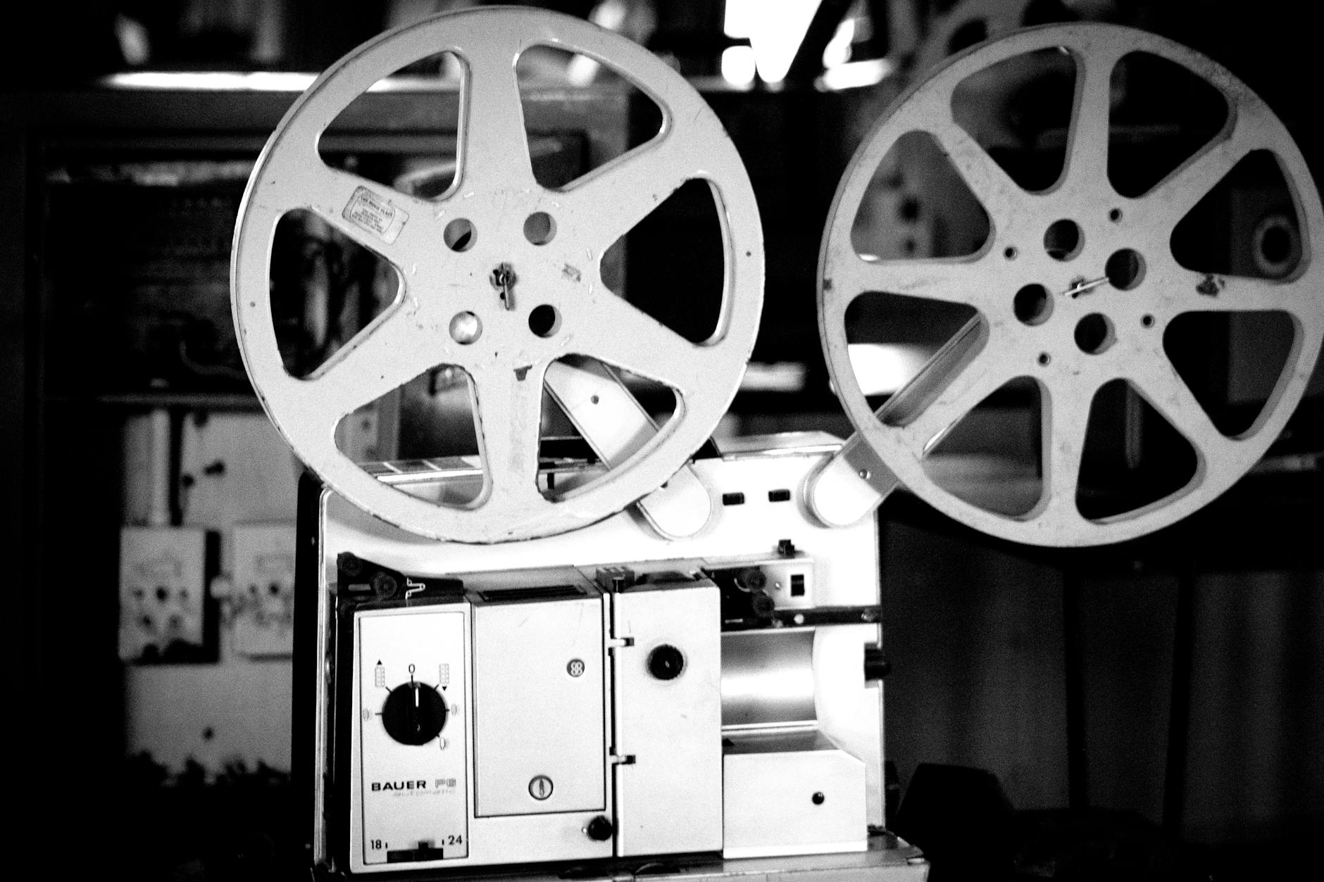 Proiettore cinematografico vintage e bobine di pellicola