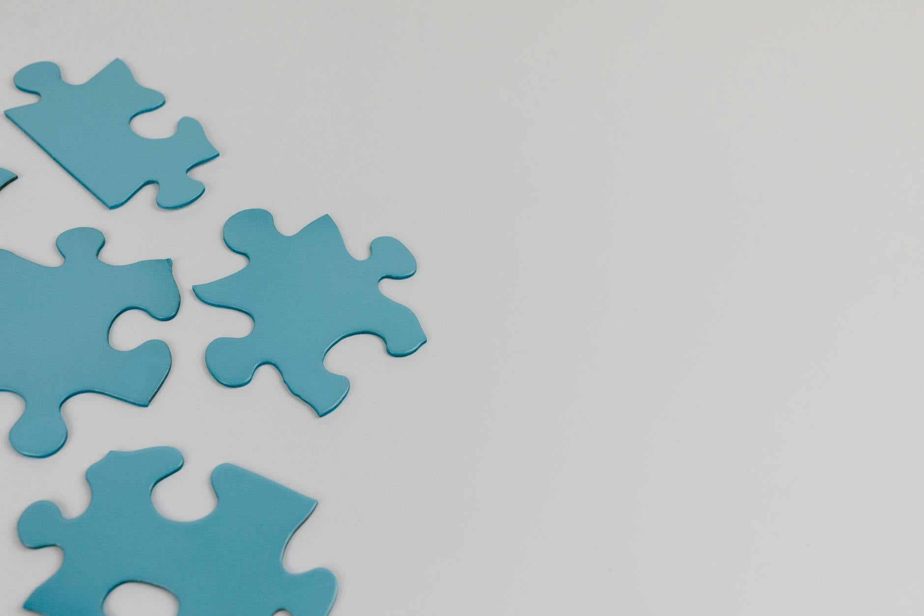 Pezzi di puzzle che si incastrano: metafora della memoria ricostruita