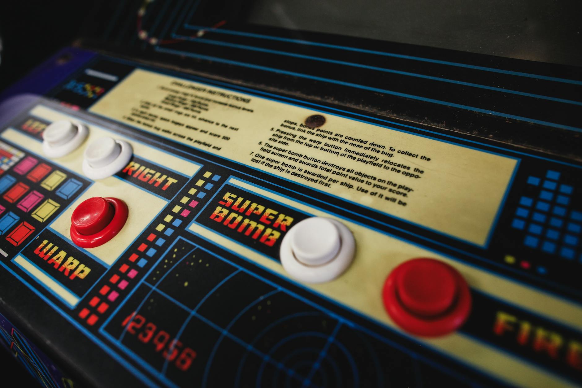 Mano che gioca a un videogioco con joystick su sfondo neon colorato