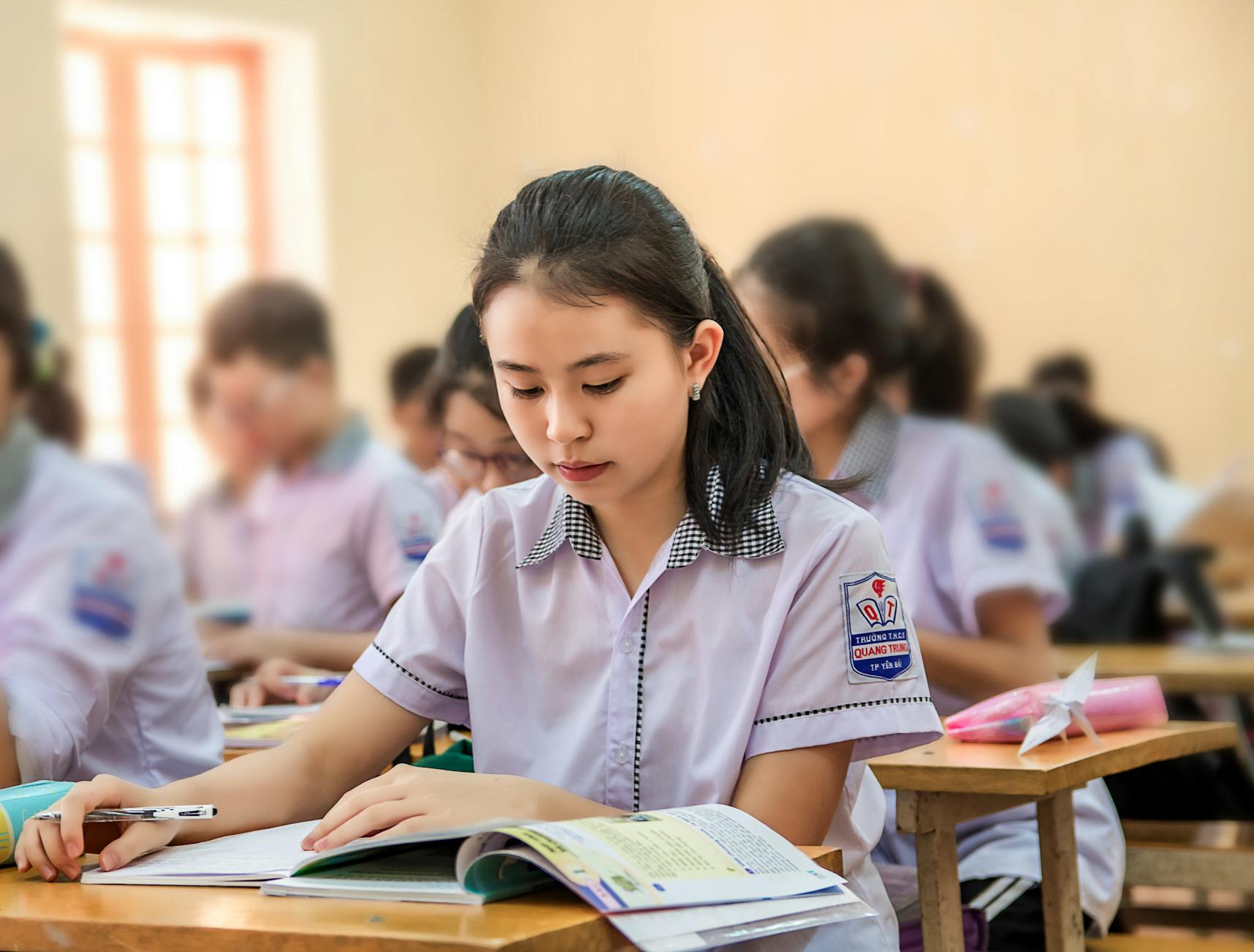 Studente concentrato che studia: come sfruttare effetto Zeigarnik per la memoria