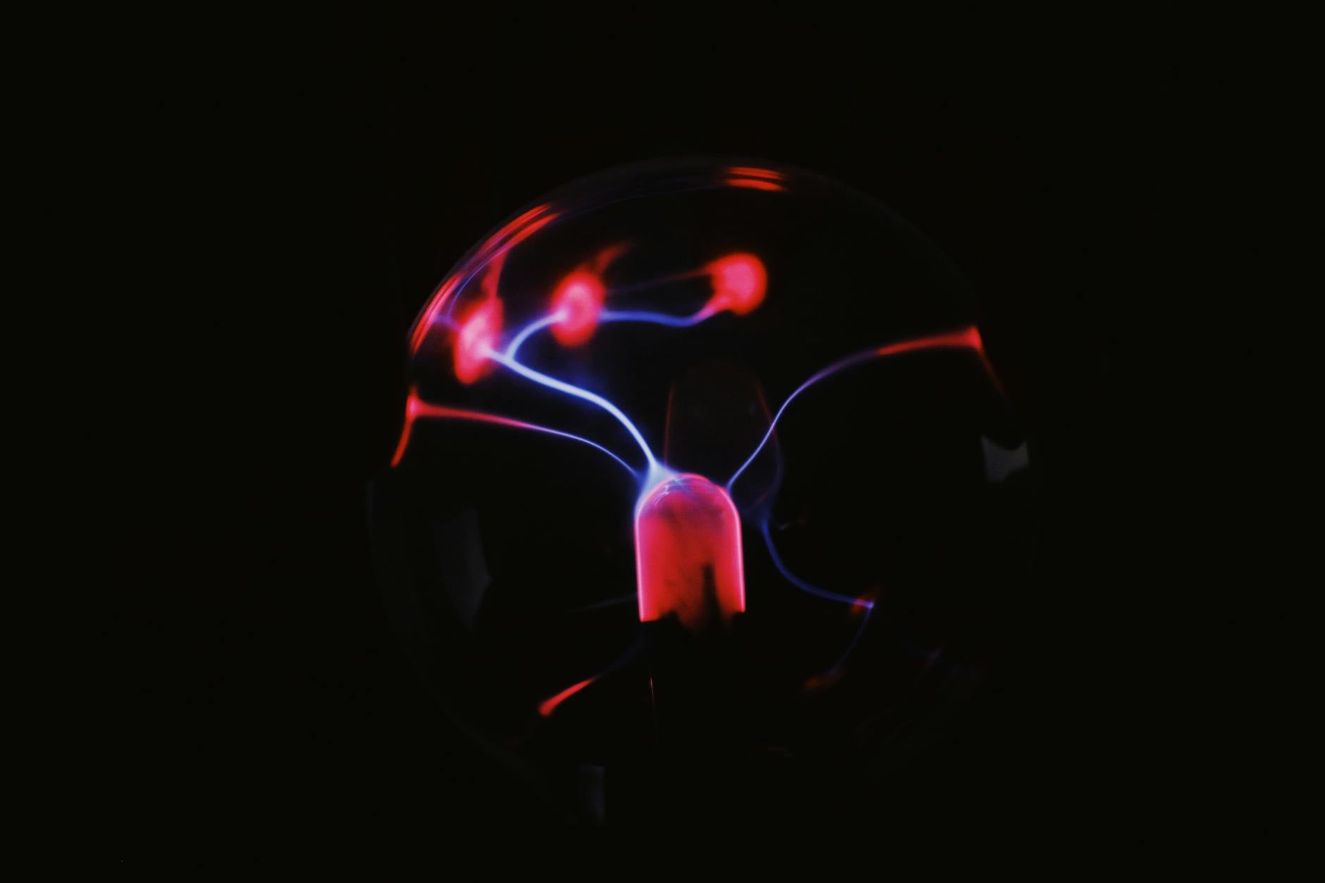 Rappresentazione di energia luminosa e plasma in laboratorio