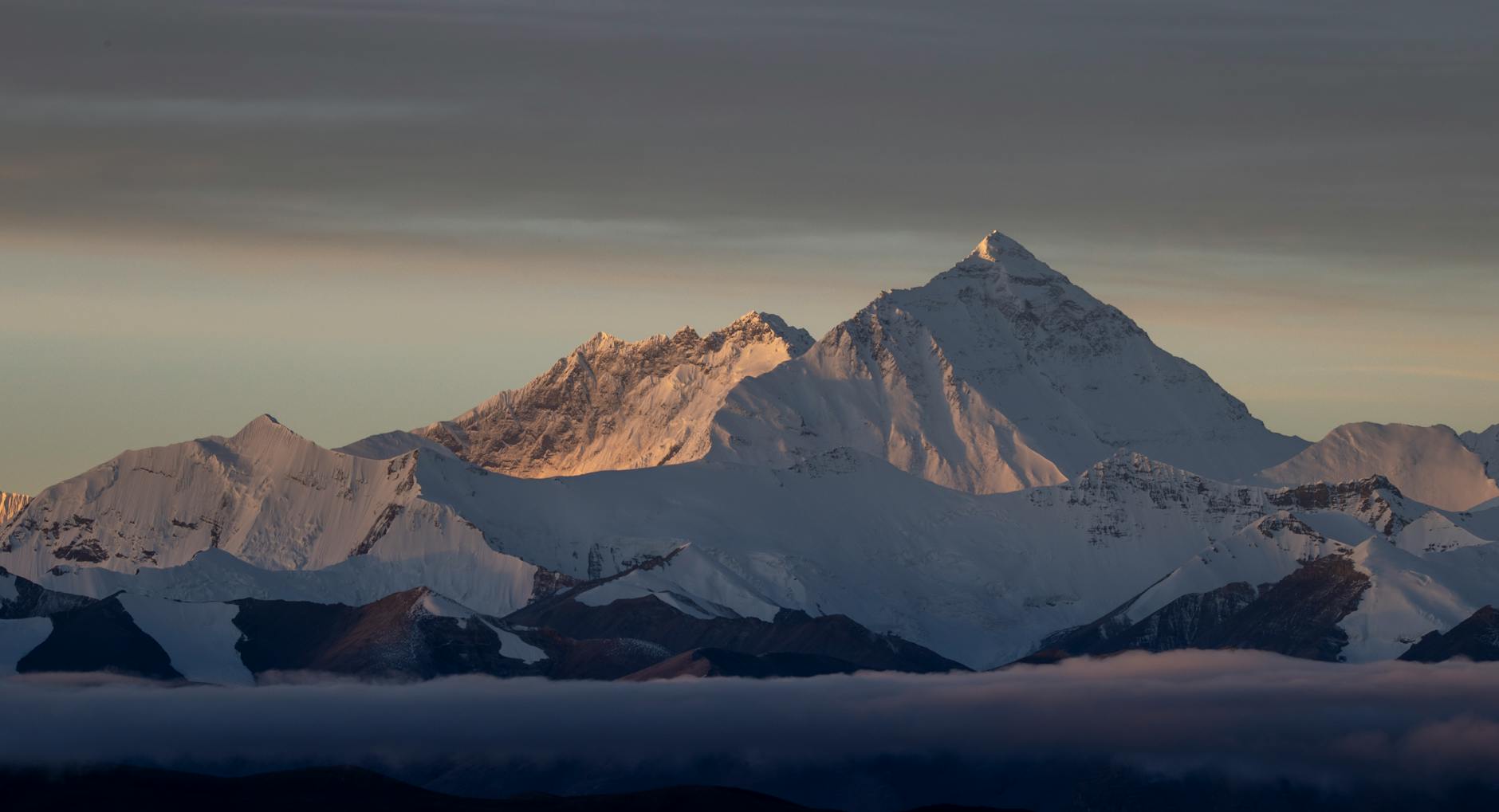 La vetta innevata dell'Everest nell'Himalaya