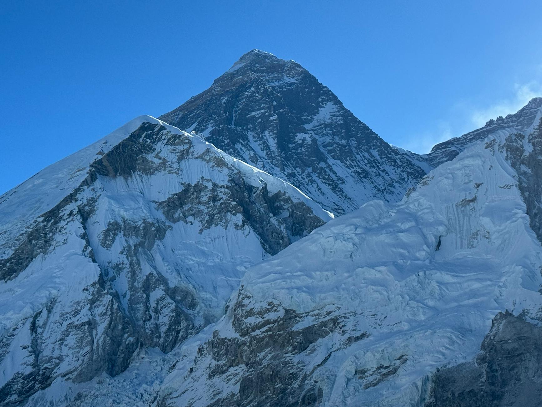 Cordata di alpinisti tra le montagne innevate