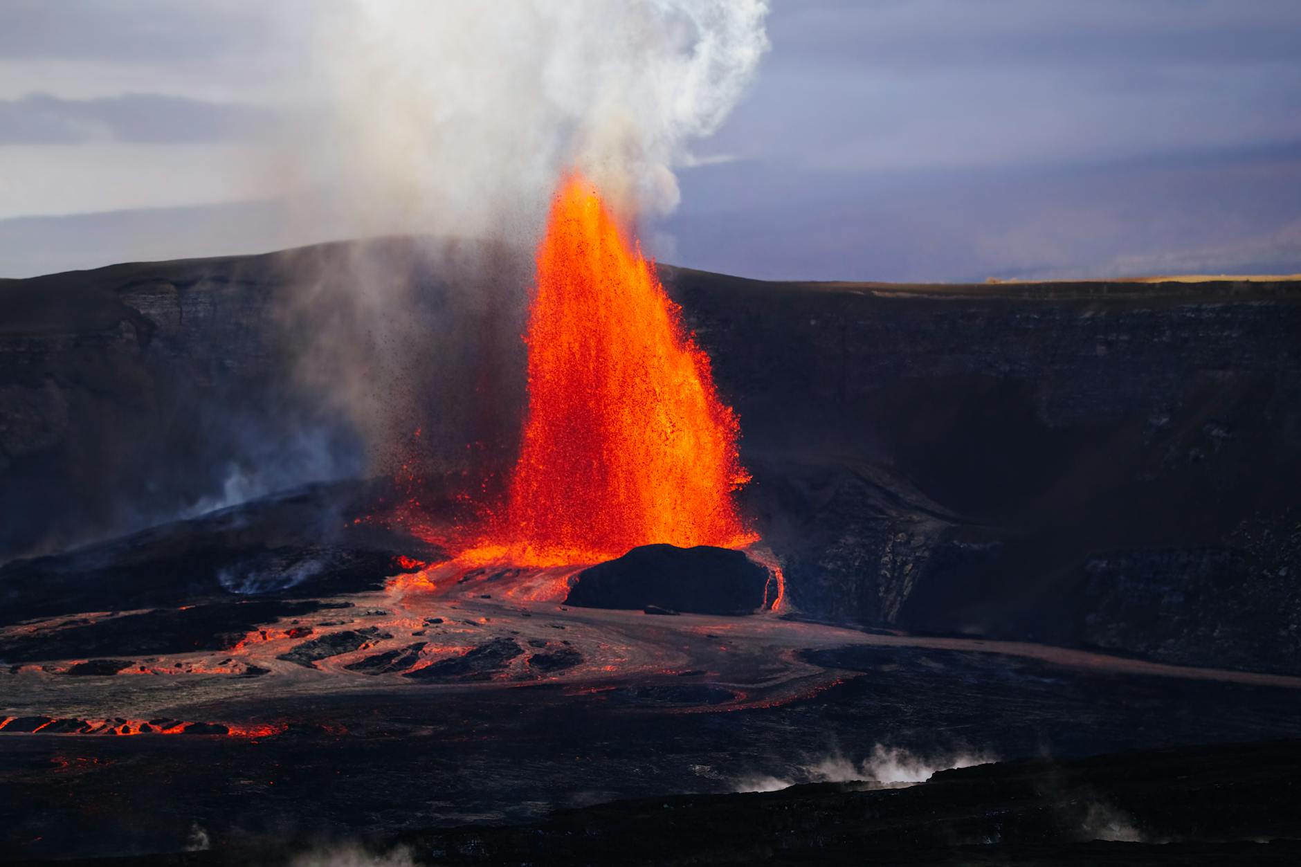Eruzione vulcanica con cenere e lava