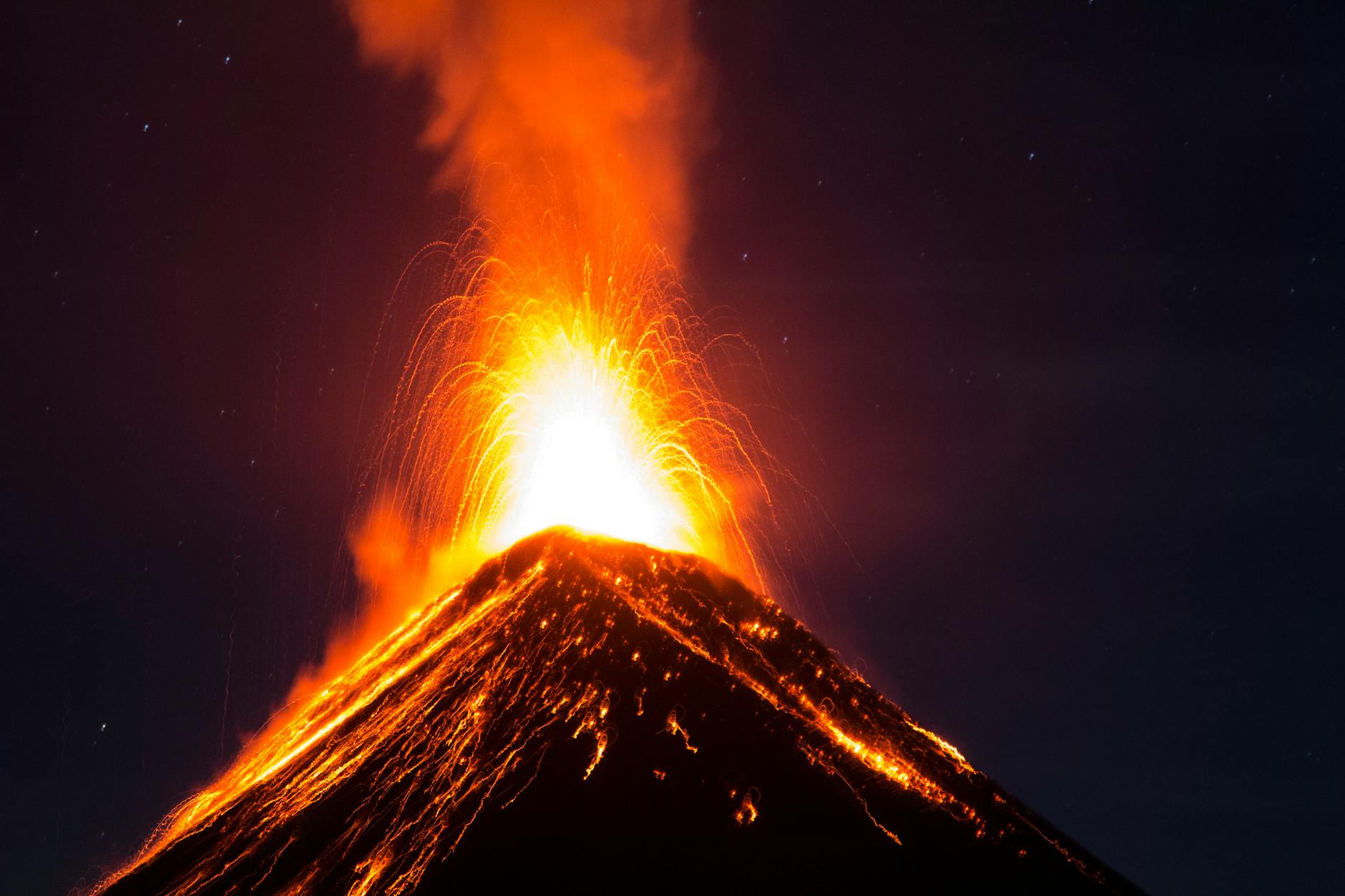 Paesaggio post-eruzione di un vulcano