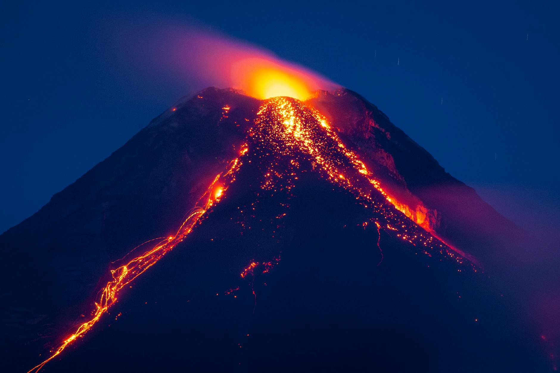 Cratere di un vulcano attivo dall'alto