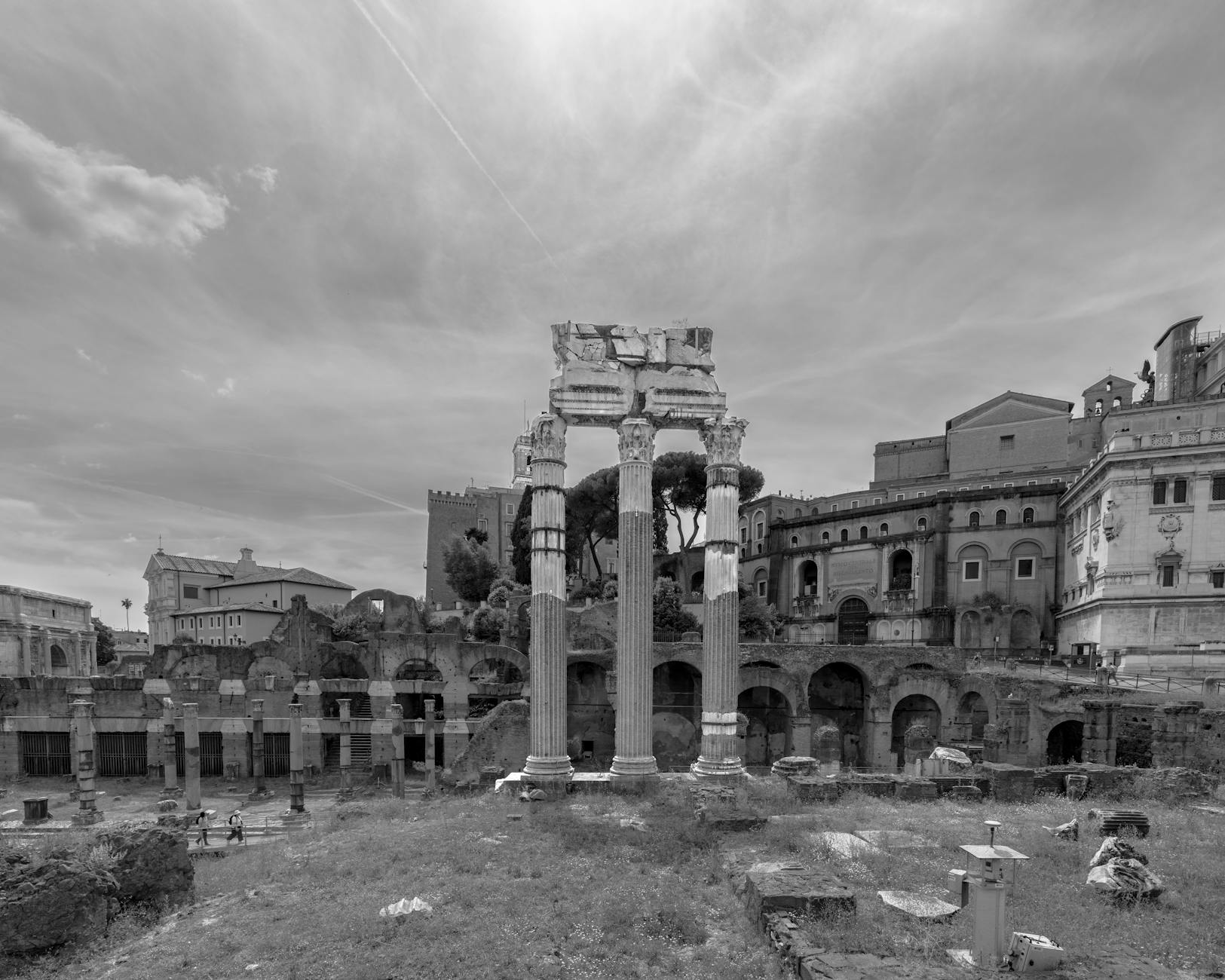 Antico vocabolario aperto su una scrivania