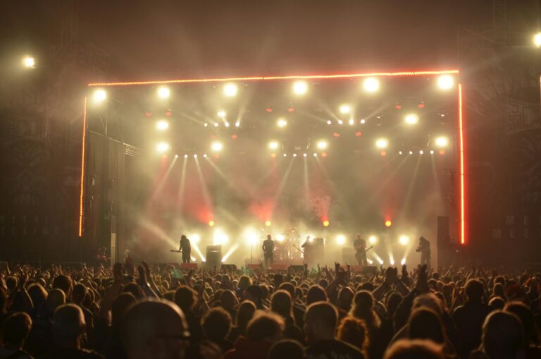 Palco illuminato di un grande concerto musicale televisivo