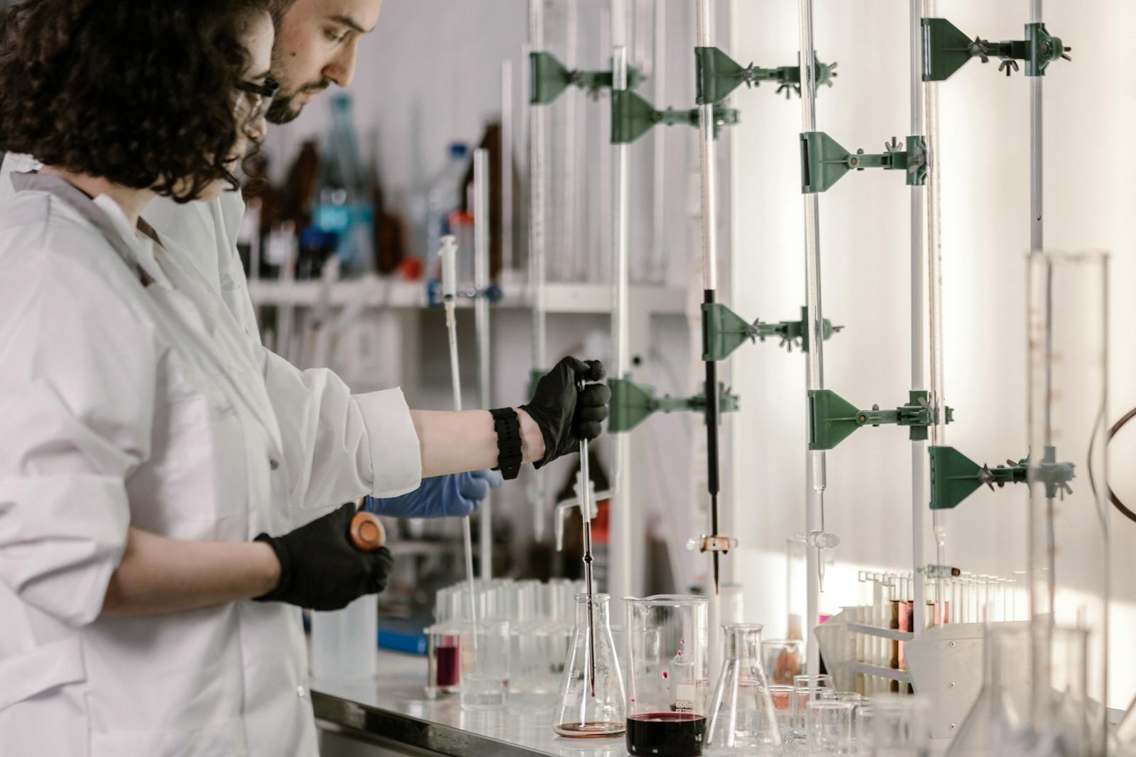 Scienziati al lavoro in un laboratorio moderno
