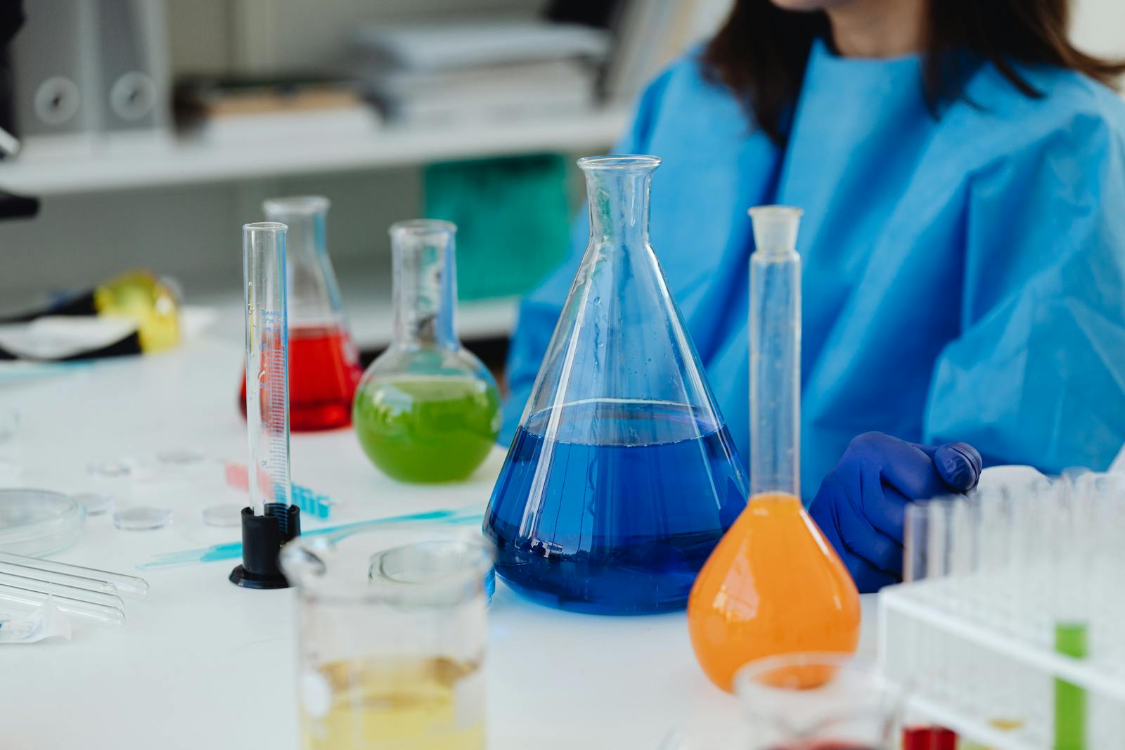 Vetreria e composti chimici in laboratorio