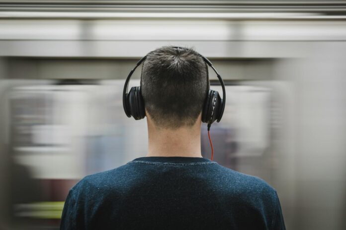 Persona ascolta musica con effetti sul cervello e sulle emozioni