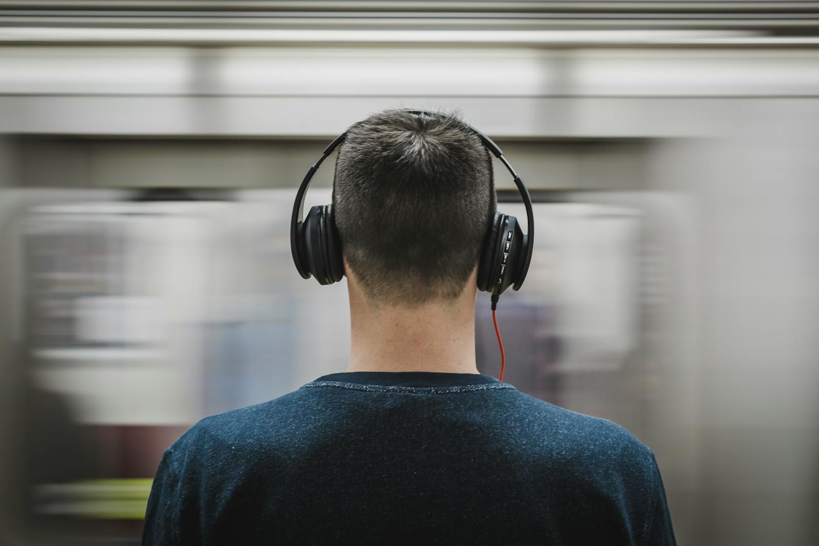 Persona ascolta musica con effetti sul cervello e sulle emozioni