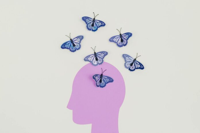 Mente e pensieri rappresentati con farfalle illustrazione psicologia