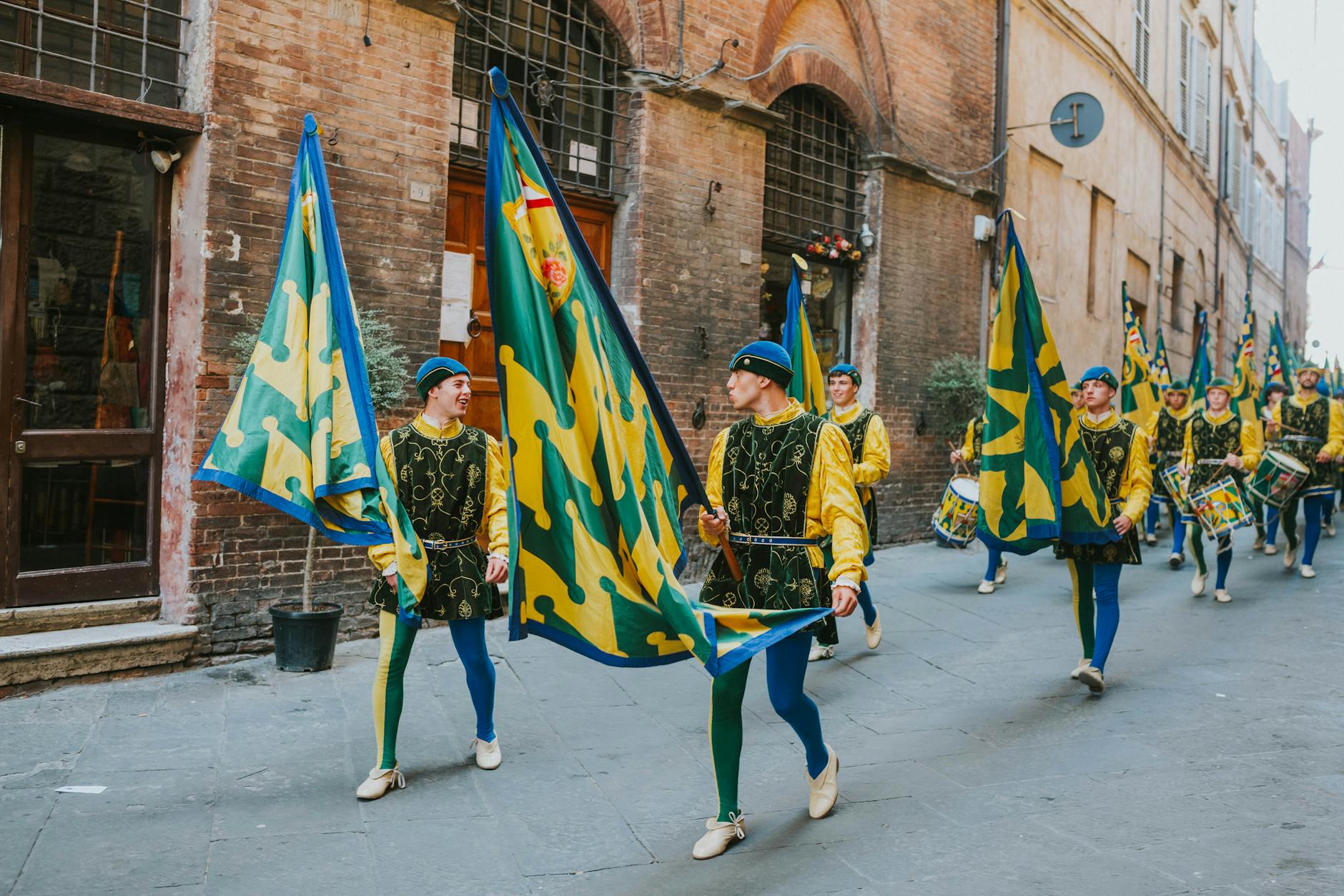 Processione tradizionale in un borgo italiano