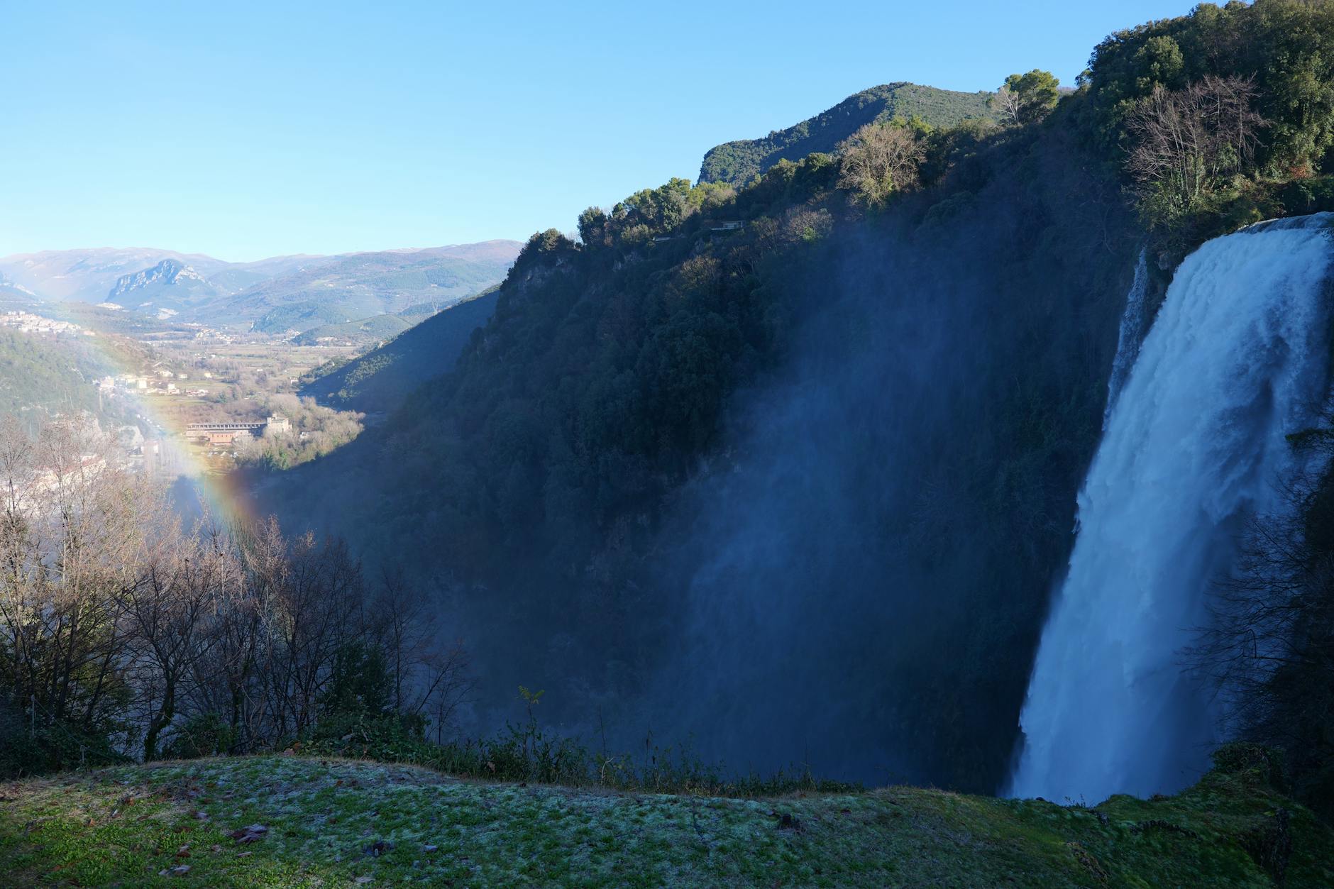 Paesaggio dell'Umbria con borgo medievale