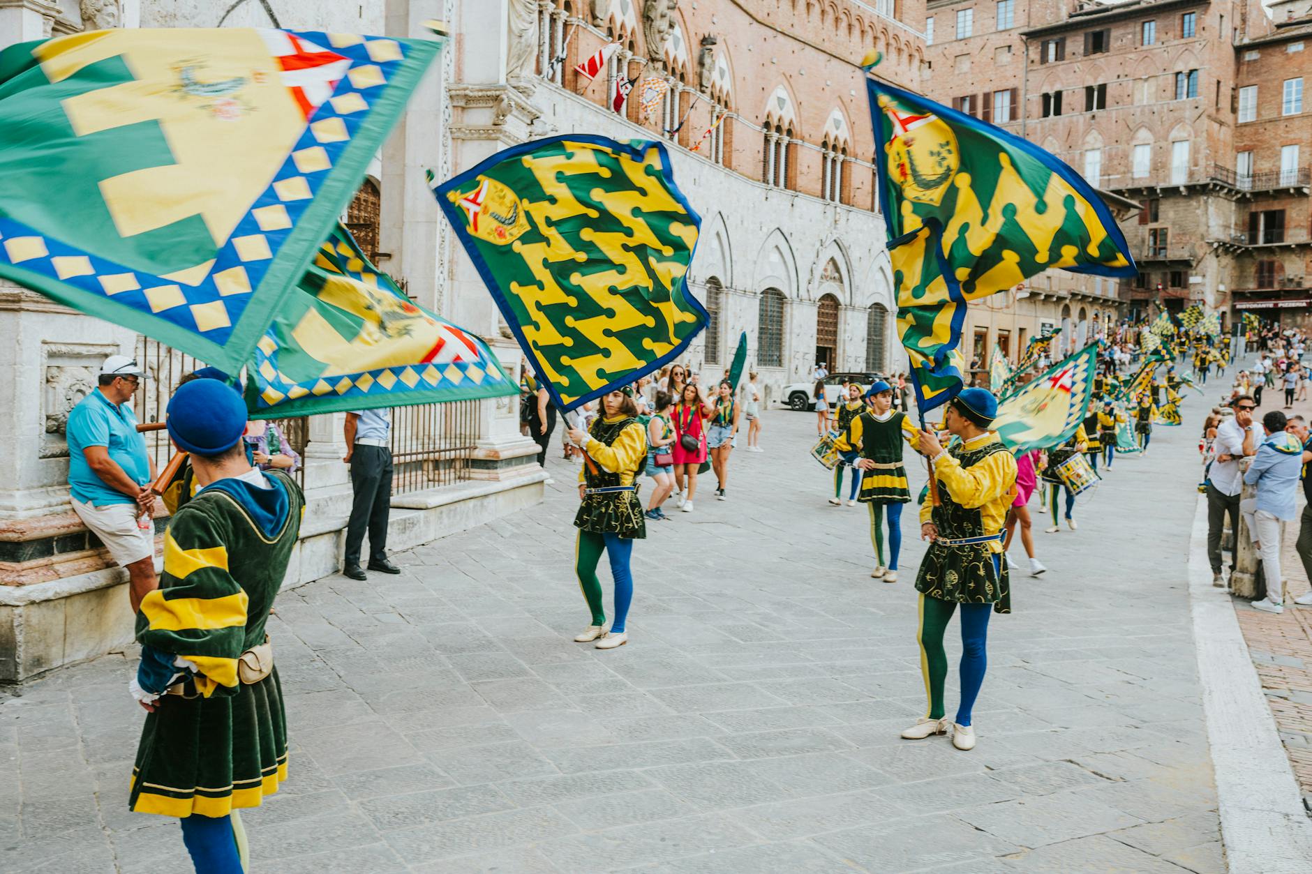 Festa di paese italiana con folla