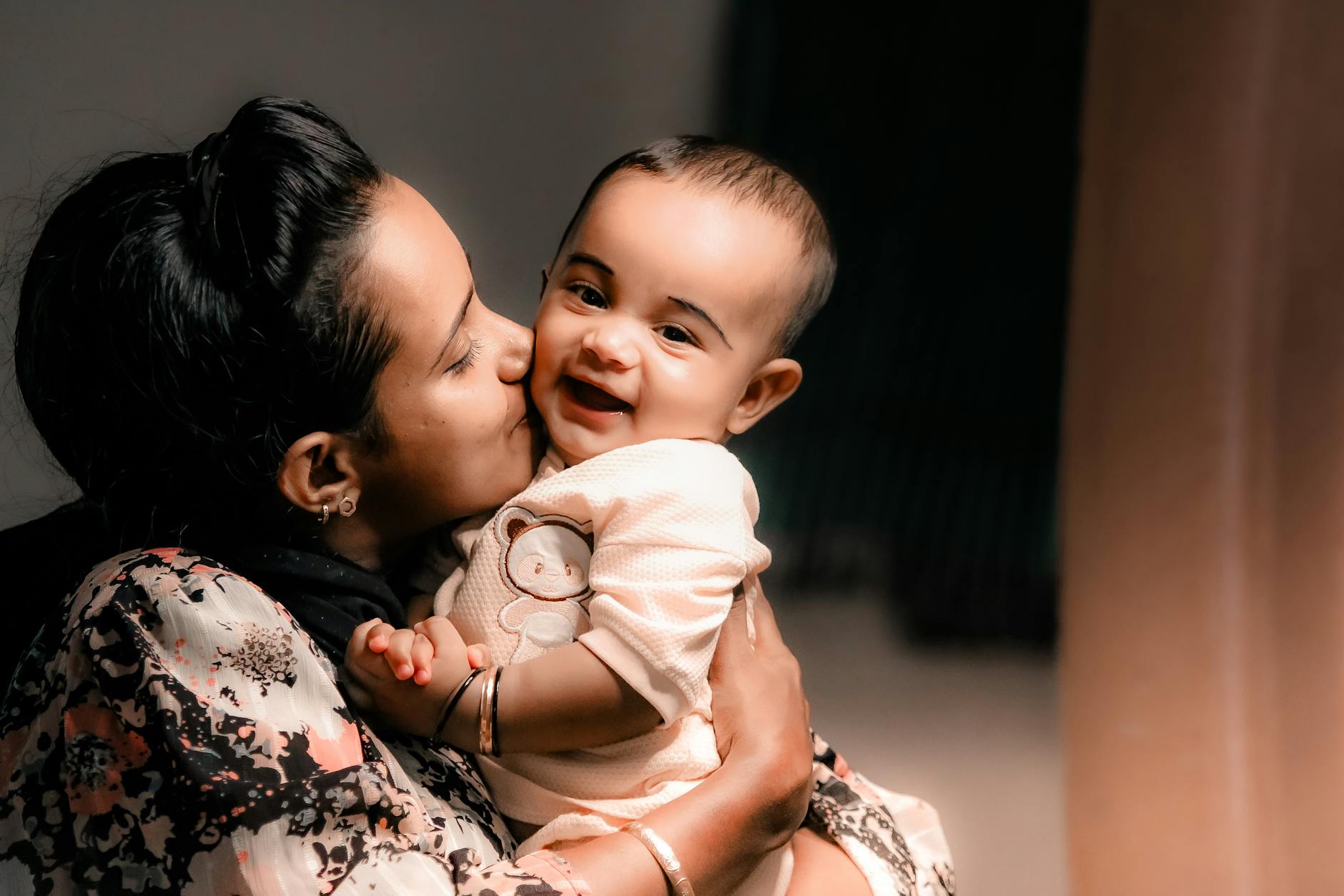 Mamma e bambino in tenero abbraccio