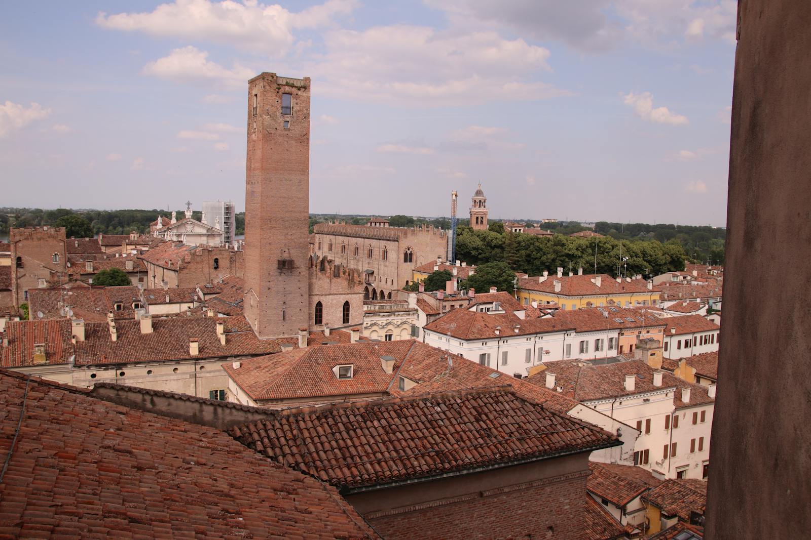 Vista panoramica dell'architettura storica di Mantova sede di Festivaletteratura