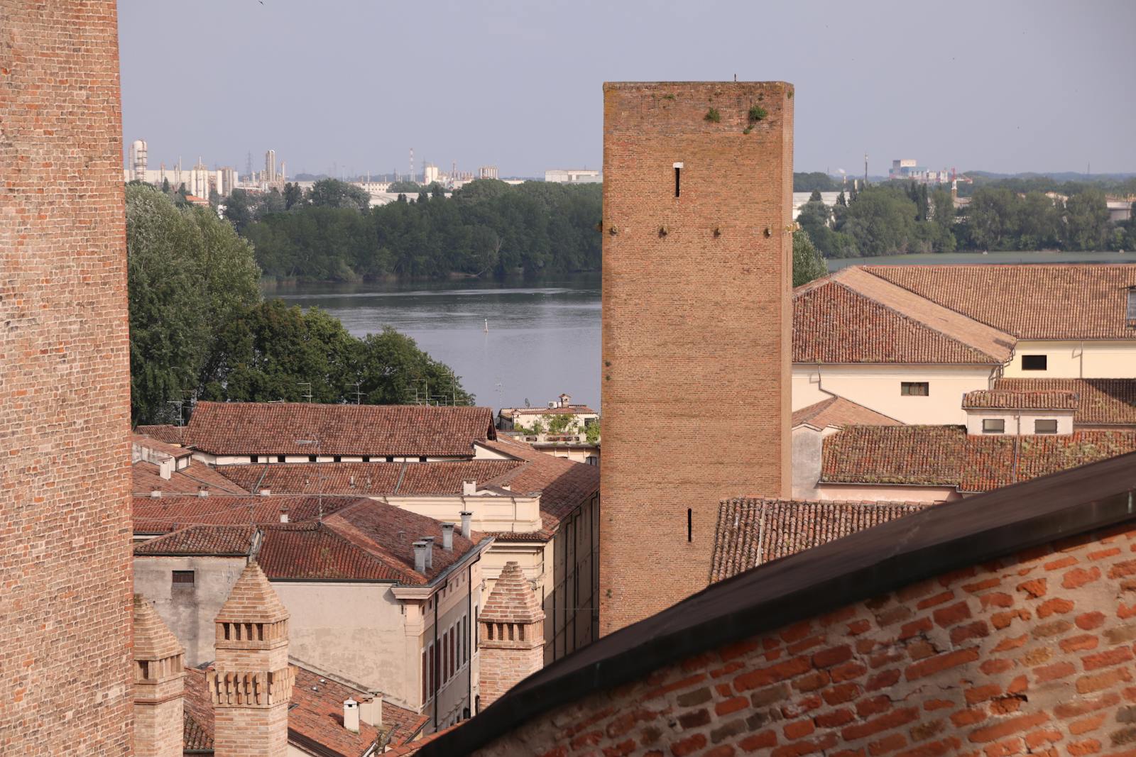 Veduta del fiume e dell'architettura di Mantova, scenario del festival
