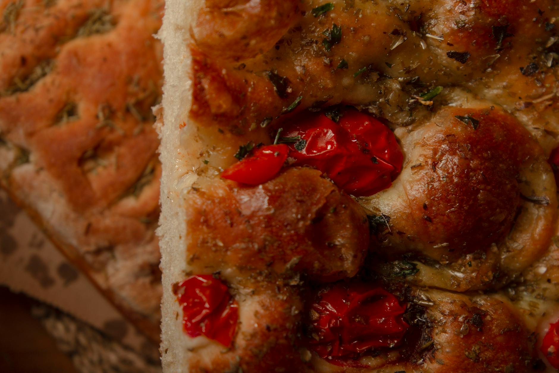 Focaccia appena sfornata sulla tavola