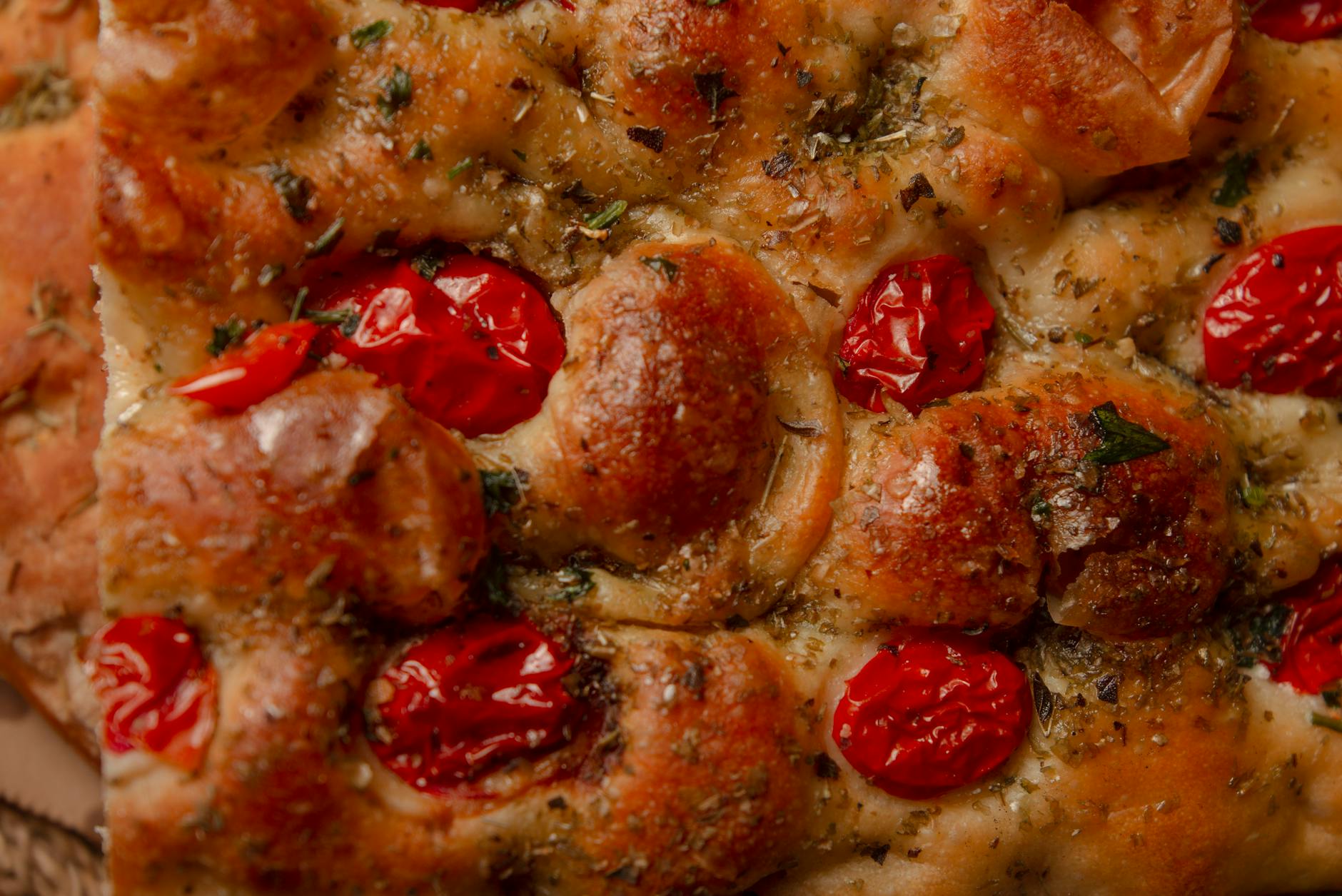 Focaccia italiana con erbe aromatiche