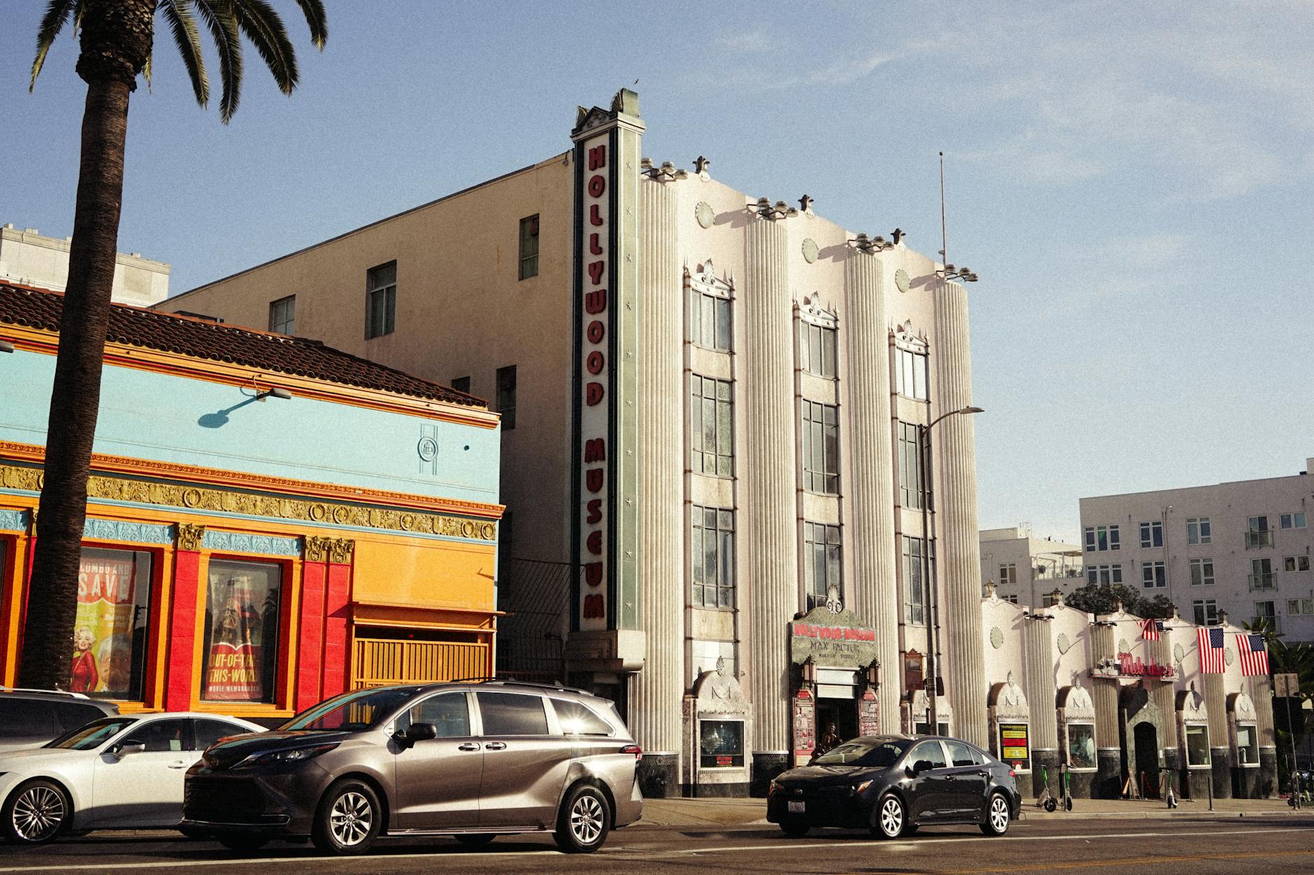 Sala cinematografica con poltrone rosse