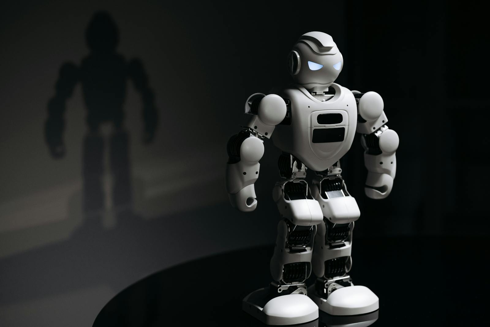 Robot umanoide bianco in laboratorio
